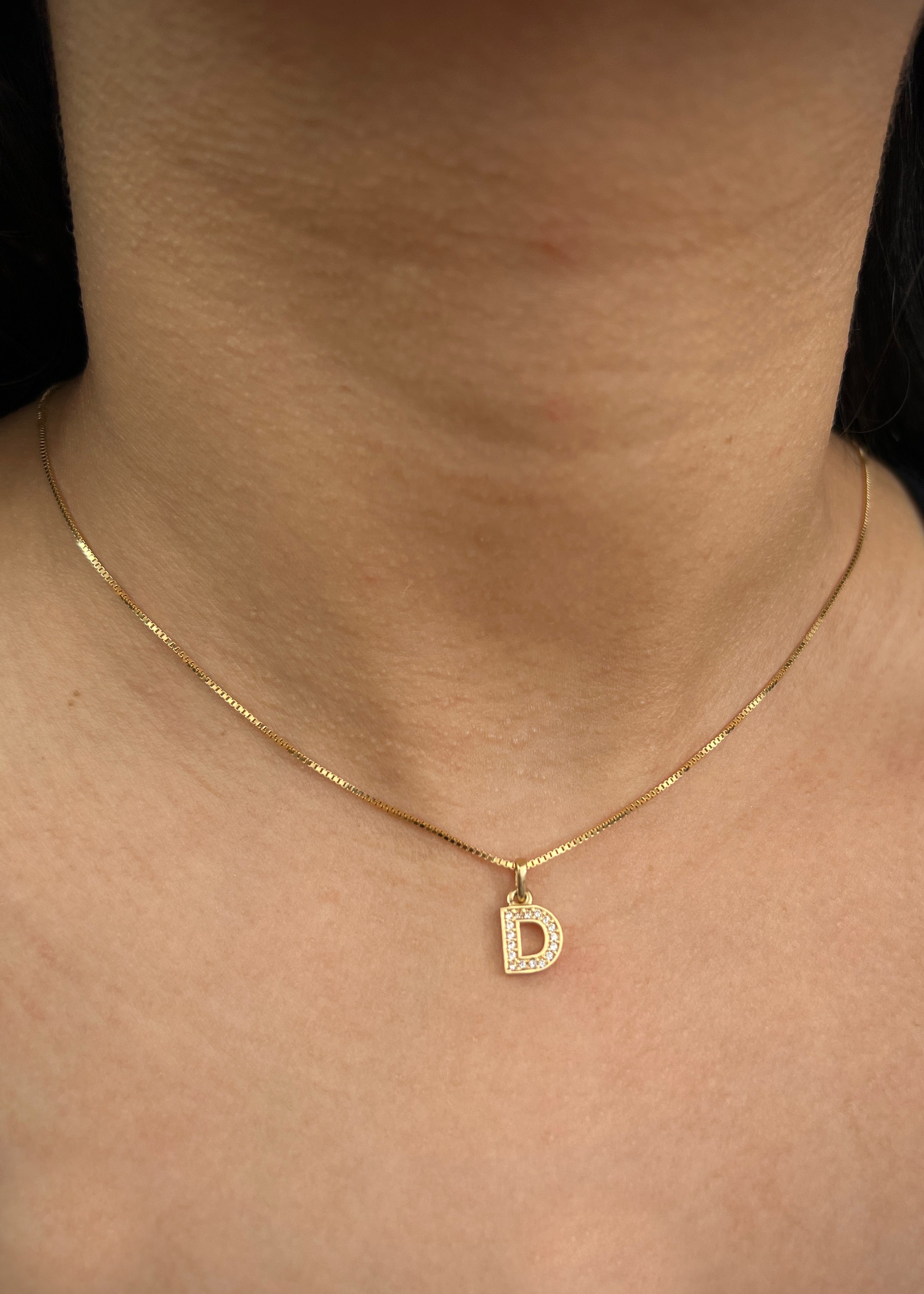 Dije letra D con swarovski blanco 0.9gr / Largo 1.5cm / Oro Amarillo Nac B