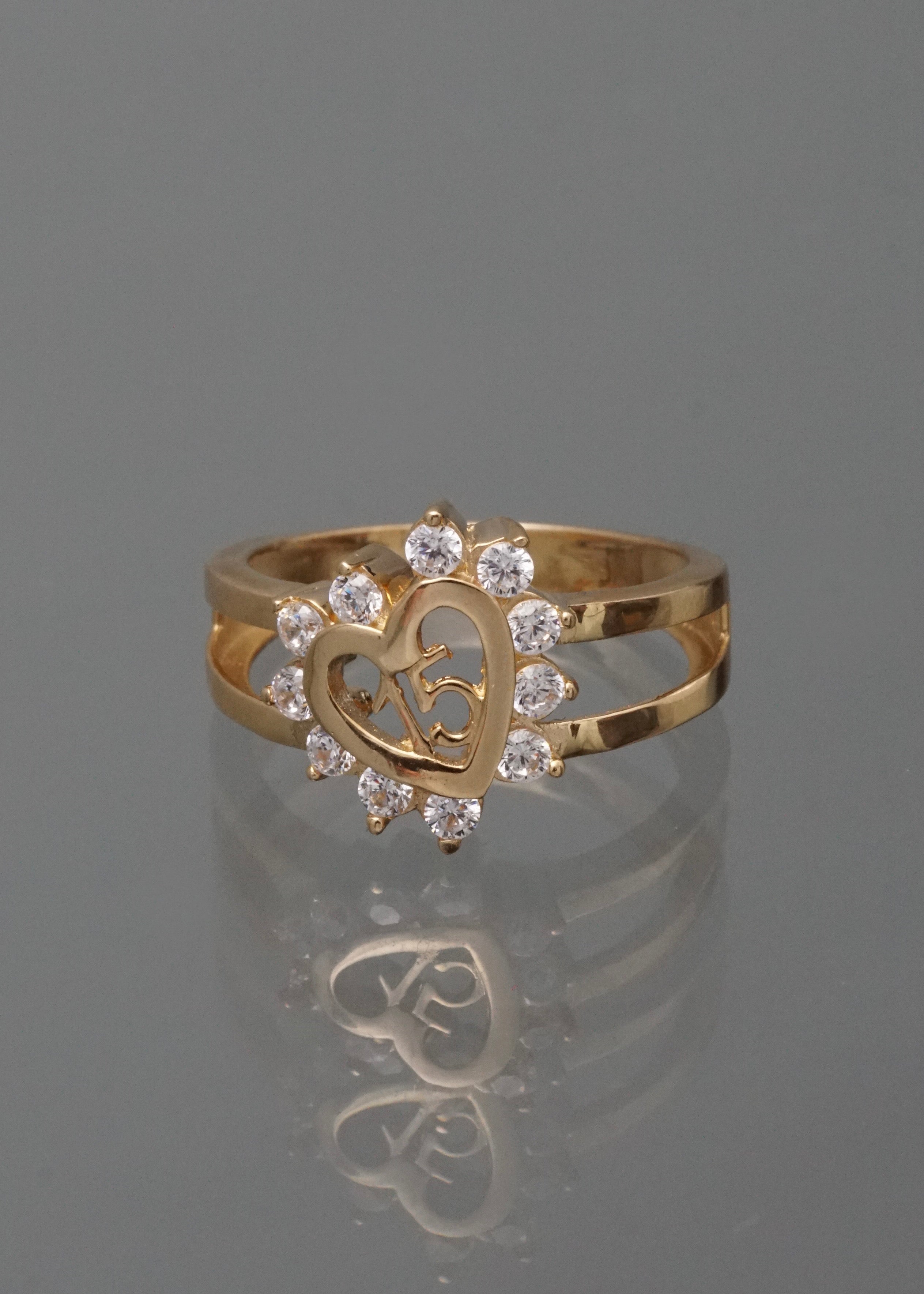 Anillo 15s con swarovski blanco 3.85gr / Talla 5 1/2 / Oro Amarillo Nac M