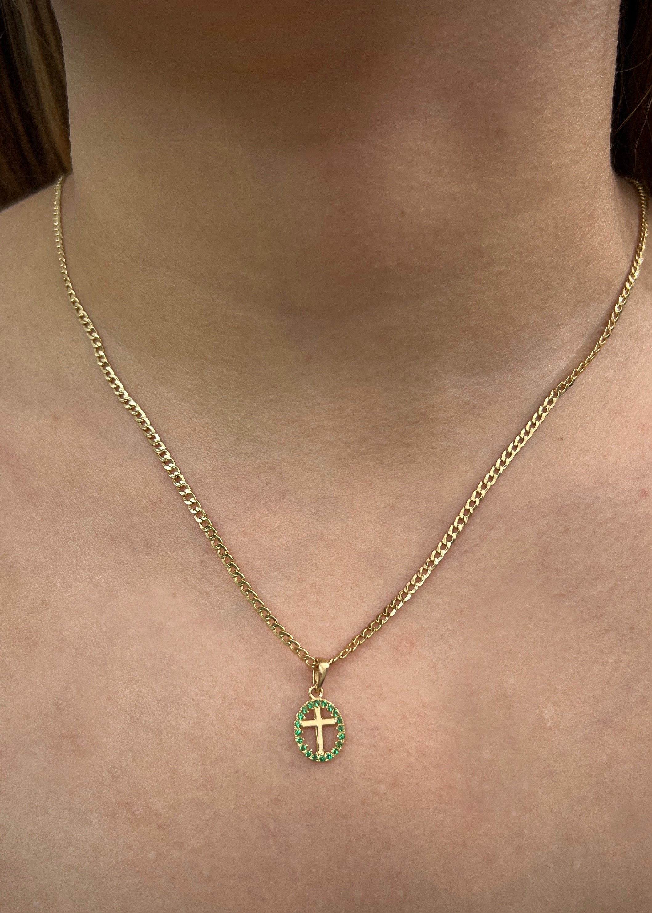 Dije medalla de cruz con swarovski verde 0.7gr / largo 1.8cm / Oro Amarillo Nac M