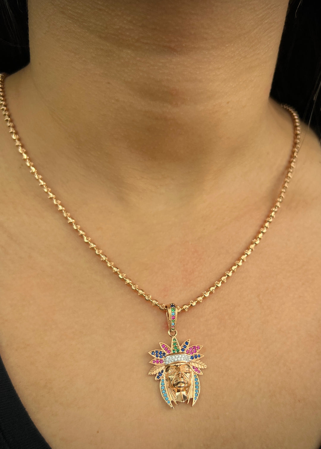 Dije indio con swarovski multicolor 5.4gr / Largo 3.9cm — Oro Rosado