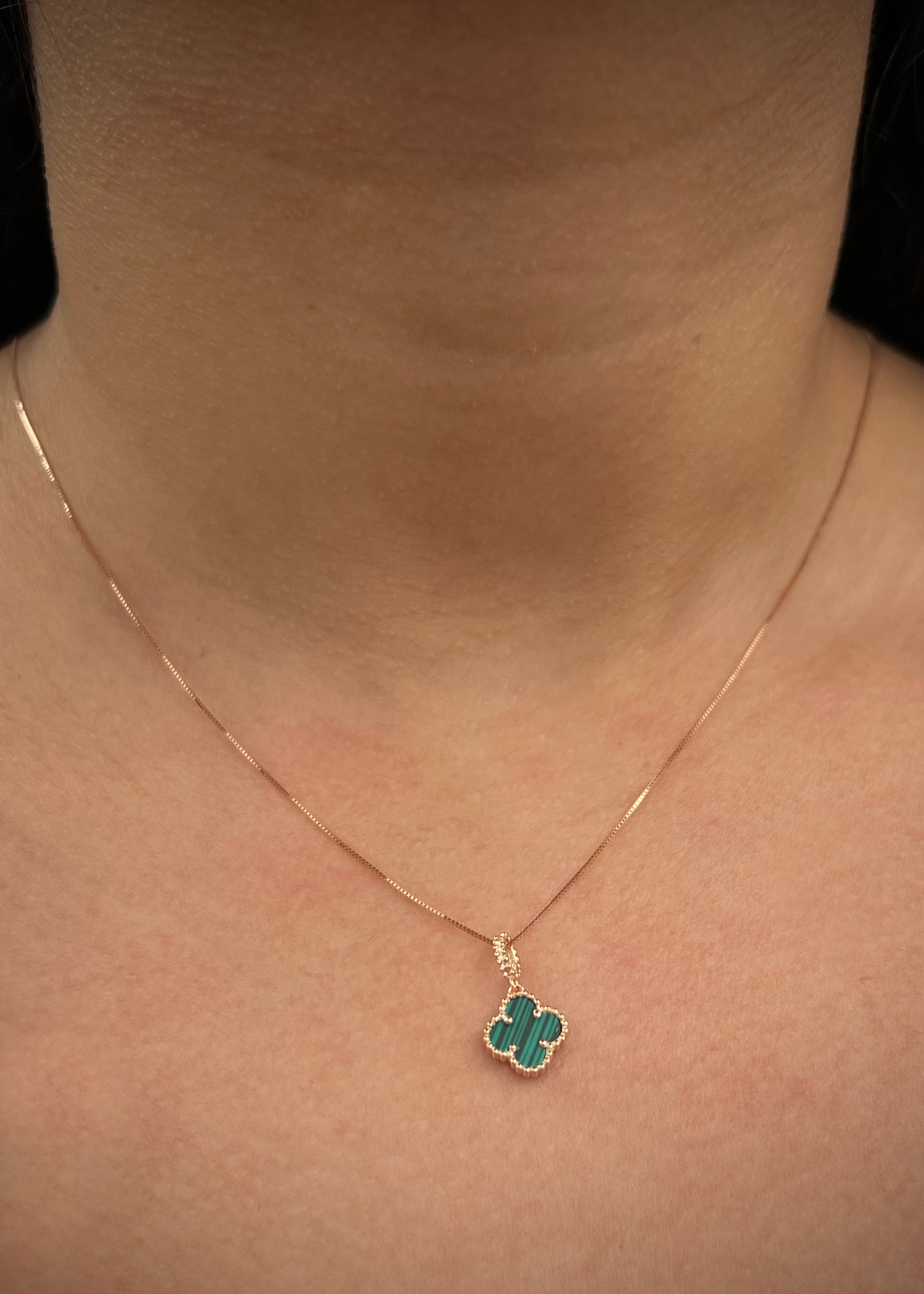 Dije lucky clover piedra verde 0.9gr / Largo 1.7cm / Oro Rosado Nac M