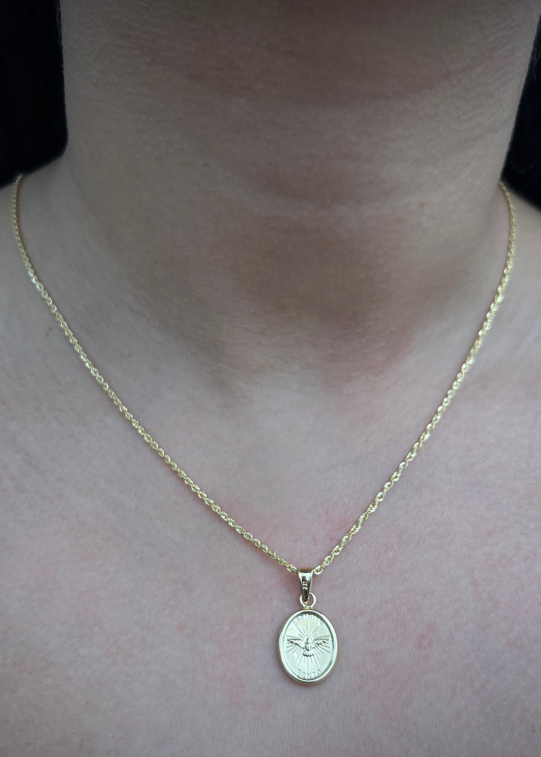 Dije espiritu santo 0.9gr / Largo 2.3cm / Oro Amarillo Nac M