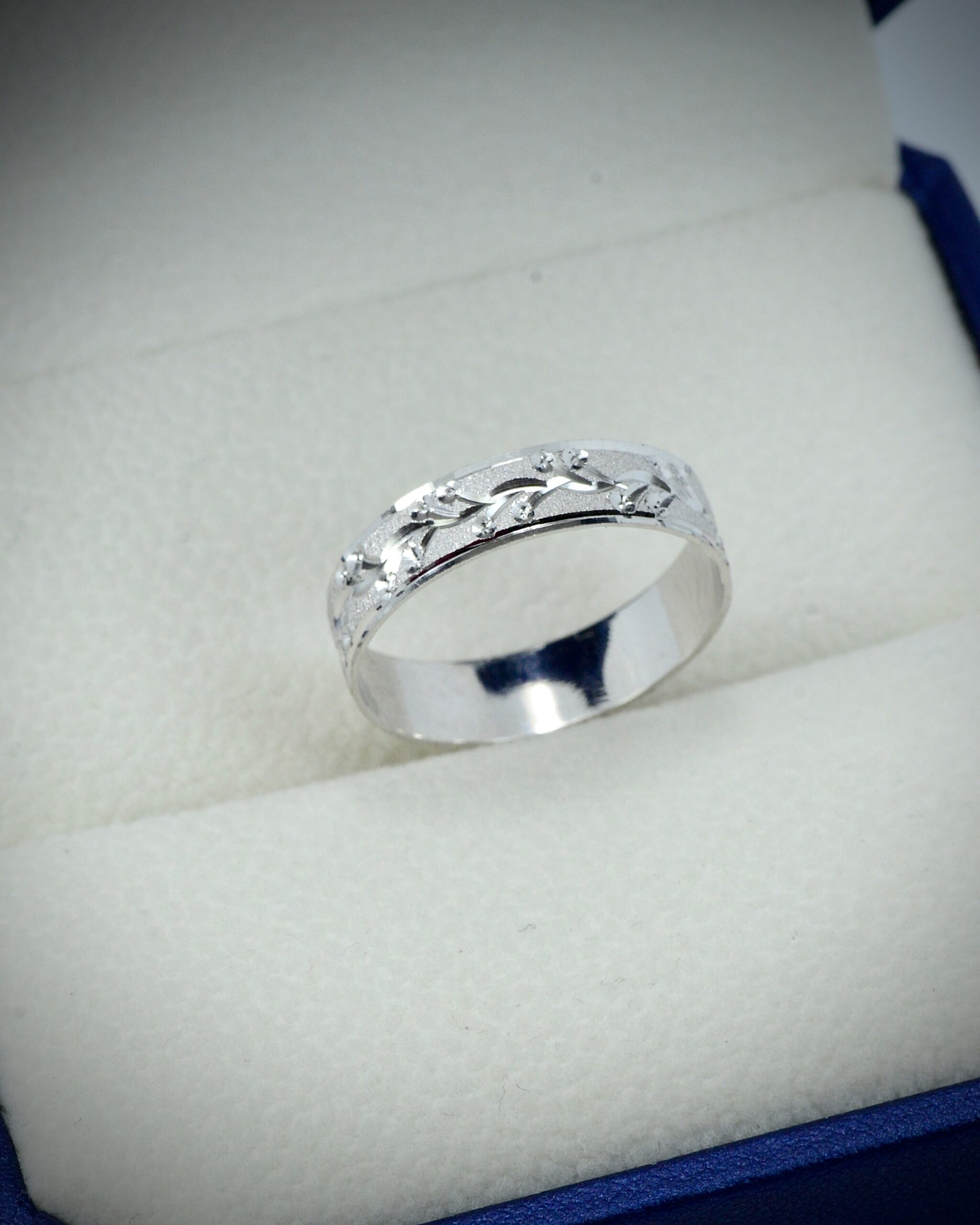 Argolla diamantada 2.45gr / Talla 9 1/2 Oro Blanco Nac B
