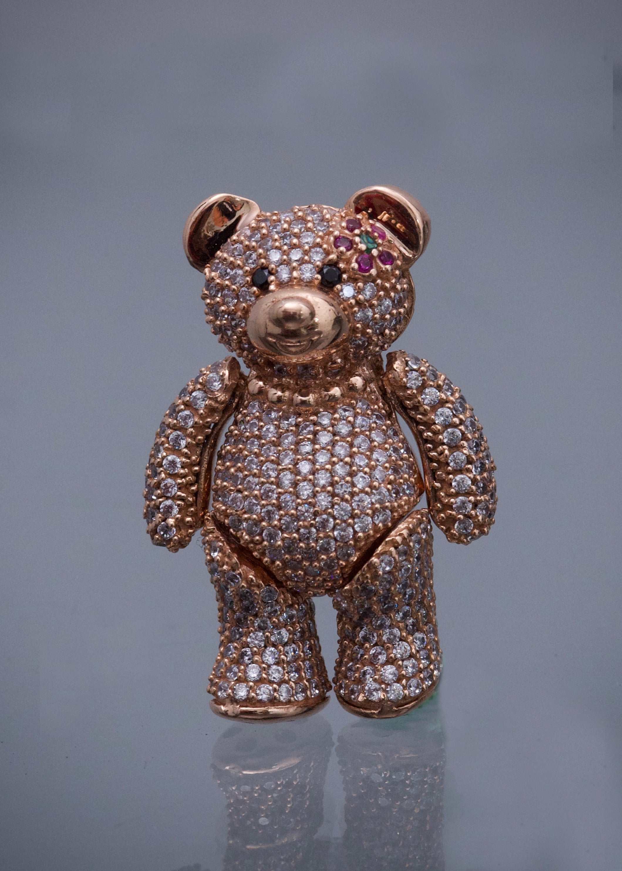 Dije oso con swarovski blanco 9.35gr / Largo 2.8cm / Oro Rosado Nac B