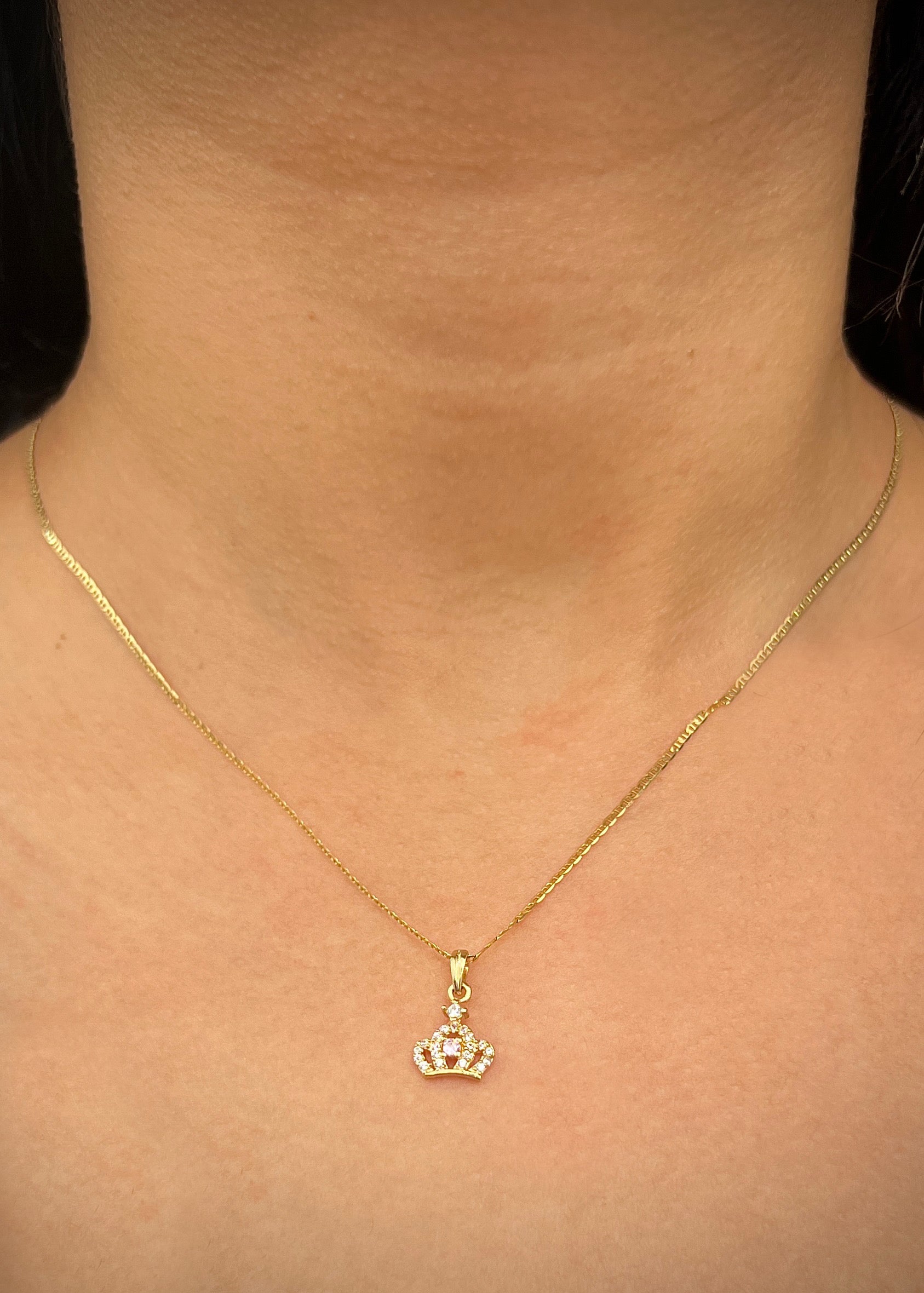 Dije corona con swarovski rosado y blanco 0.8gr / Largo 1.5cm / Oro Amarillo Nac B