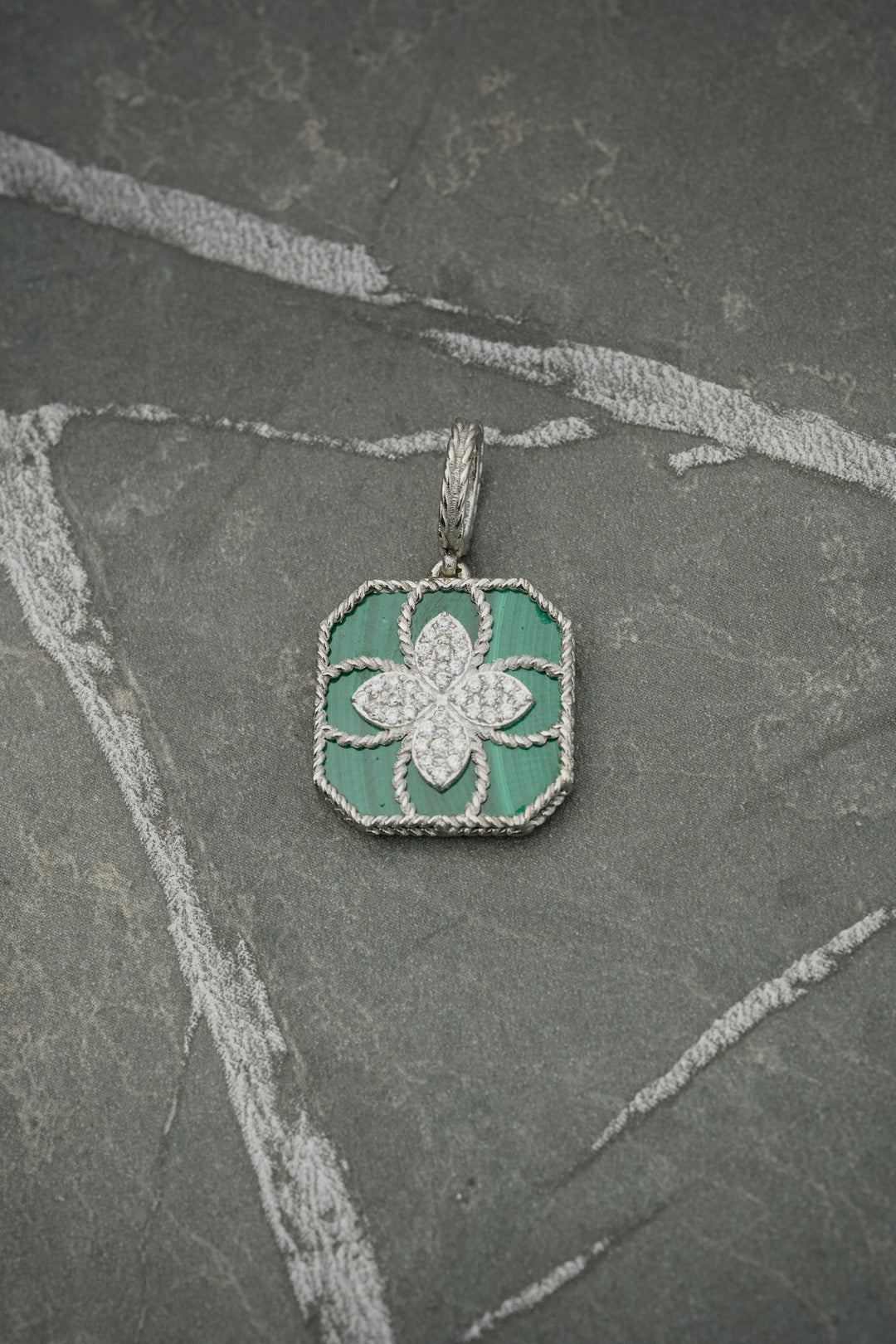 Dije lucky clover con swarovski blanco 2.25gr / 2.1cm — Oro Blanco