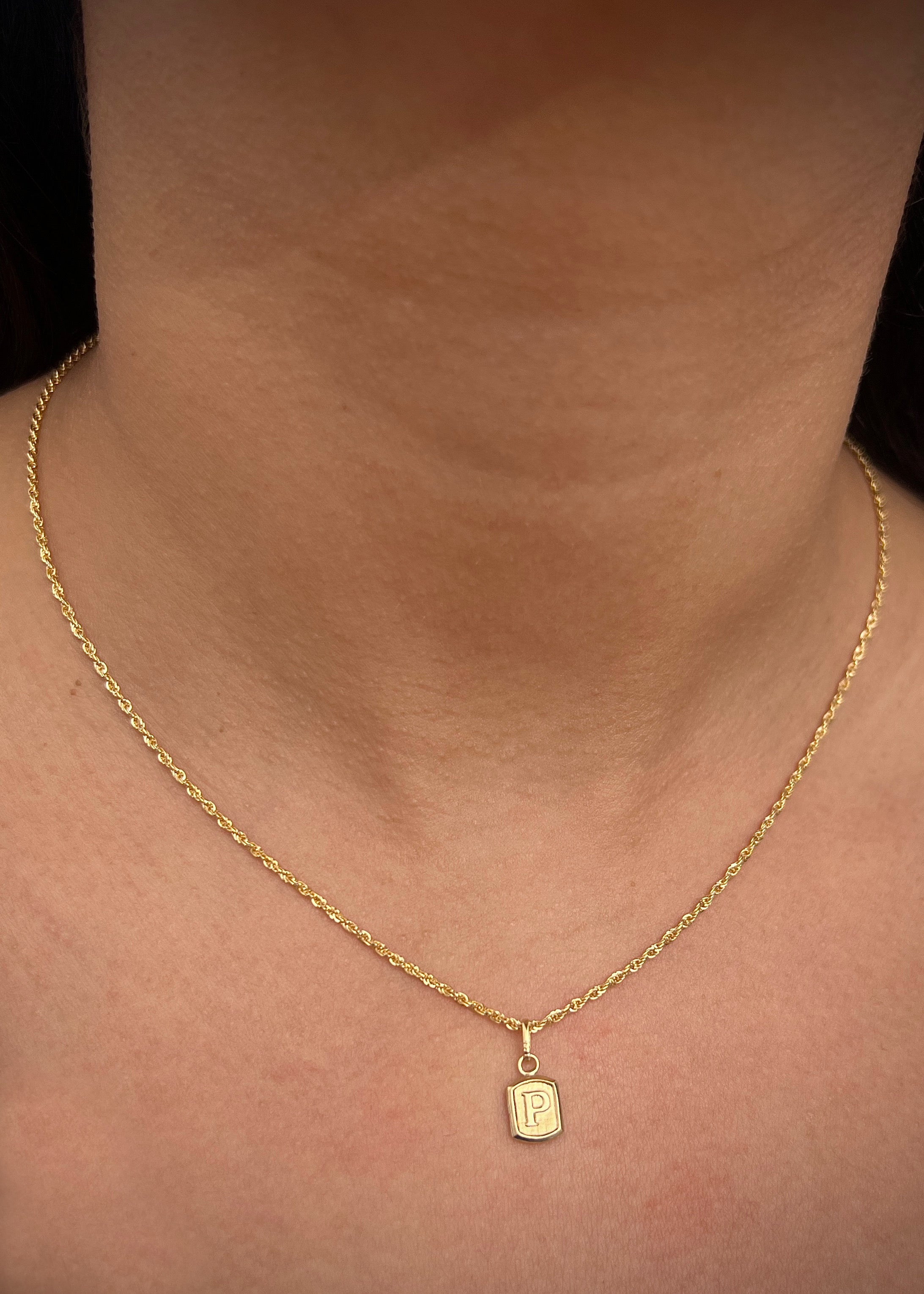 Dije letra p 0.3gr / Largo 1.5 cm / Oro Amarillo Nac B