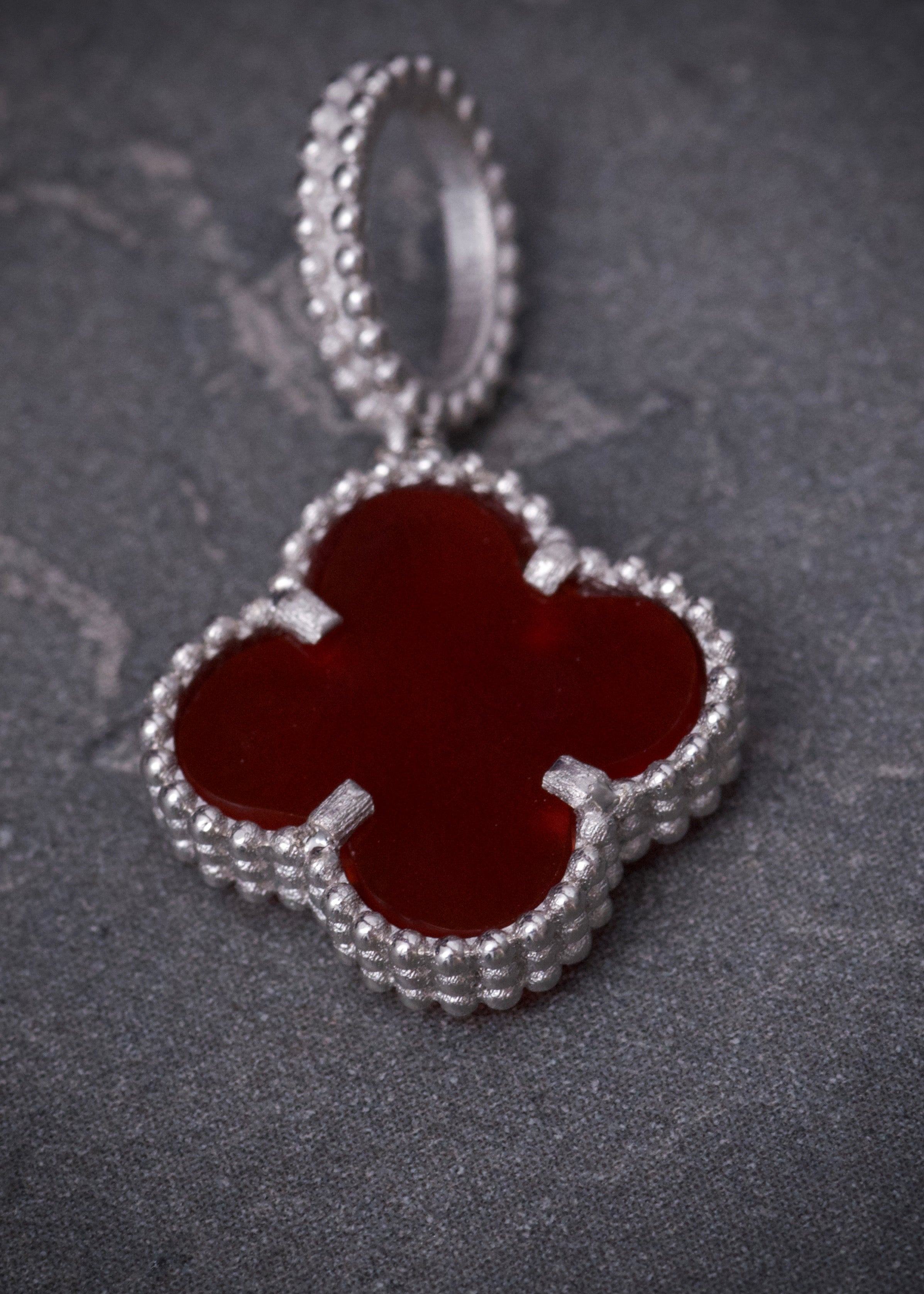 Dije lucky clover piedra roja 2gr / Largo 2.3cm / Oro Blanco Nac B