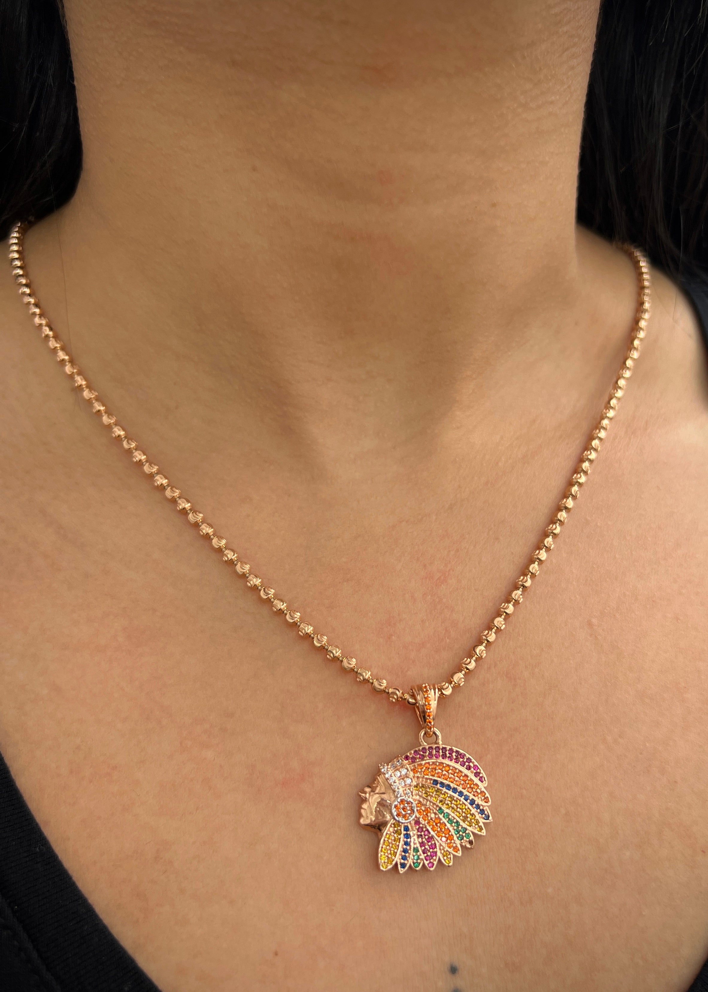 Dije indio con swarovski multicolor 6.45gr / Largo 3.2cm / Oro Rosado Nac M