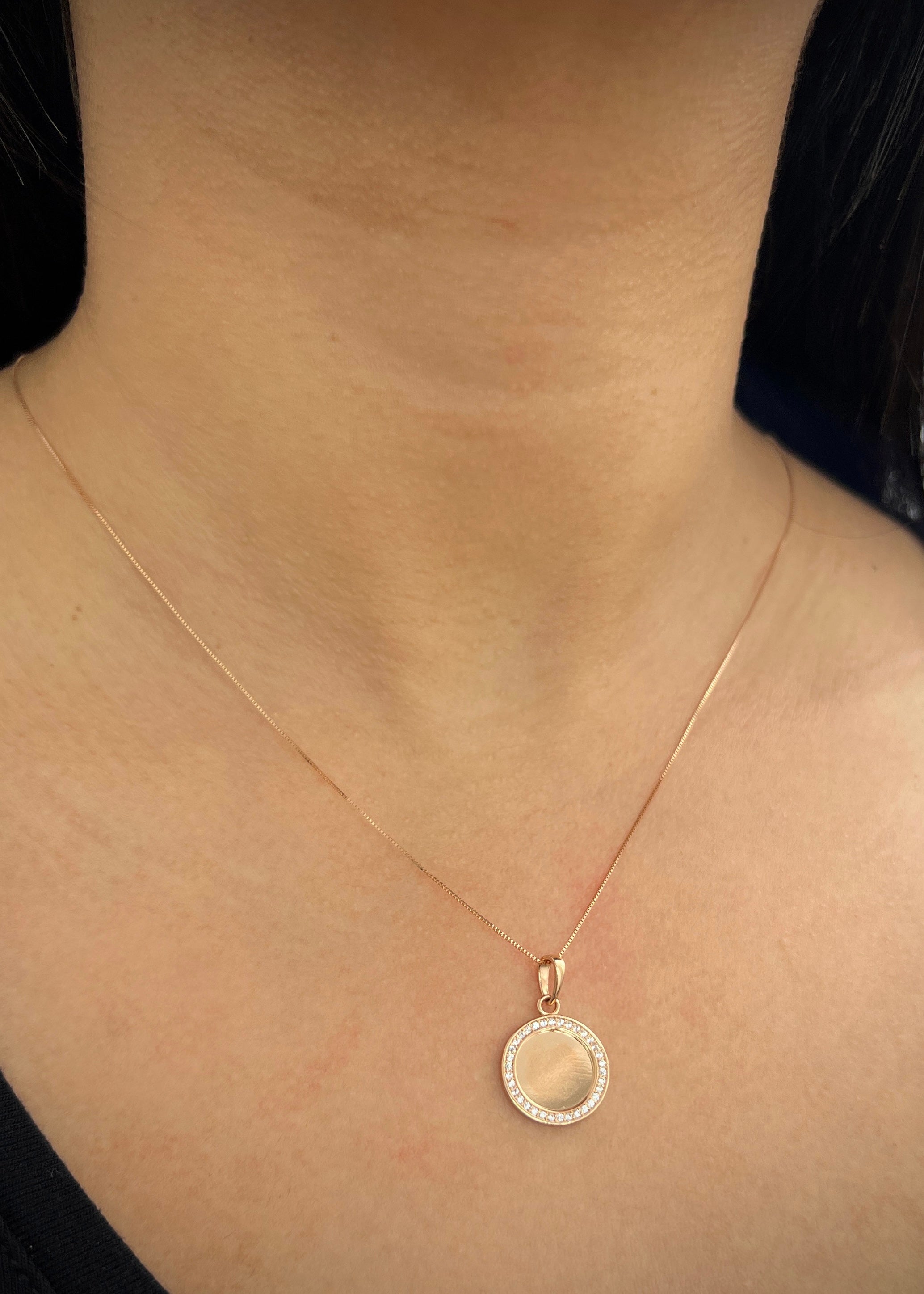 Dije medalla con swarovski blanco 2.35gr / Largo 2.3cm / Oro Rosado Nac M