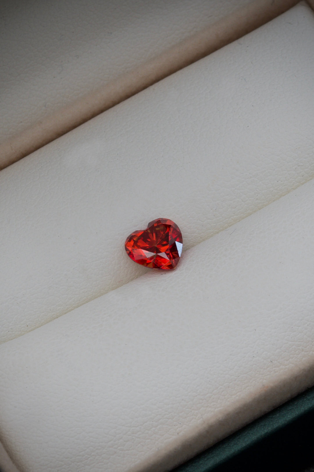 Moissanita De Corazon Rojo Con 80Pts Largo 0.6cm / — Oro Amarillo