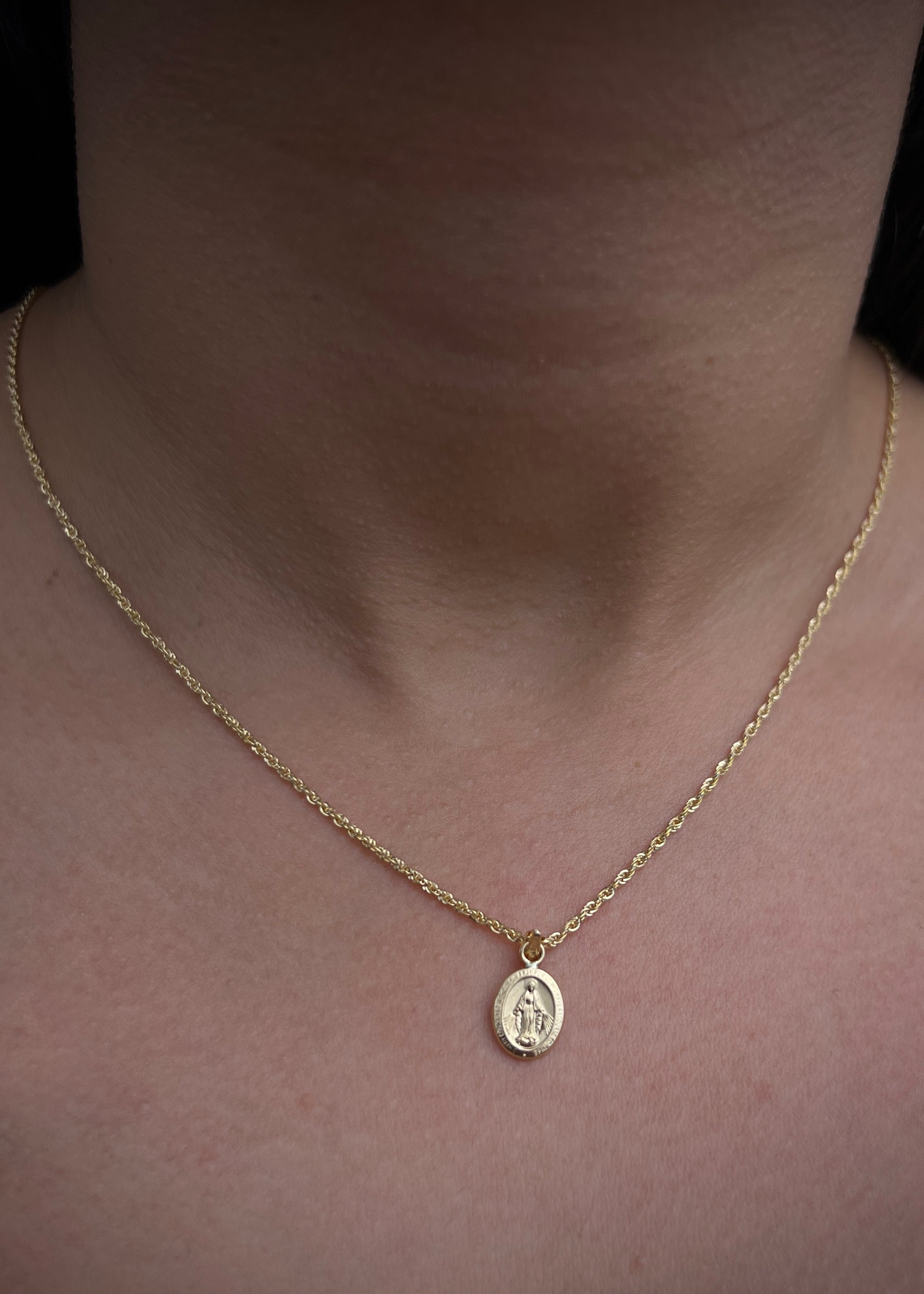 Dije Virgen De la Milagrosa 0.45gr / Largo 1.8cm / Oro Amarillo Nac B