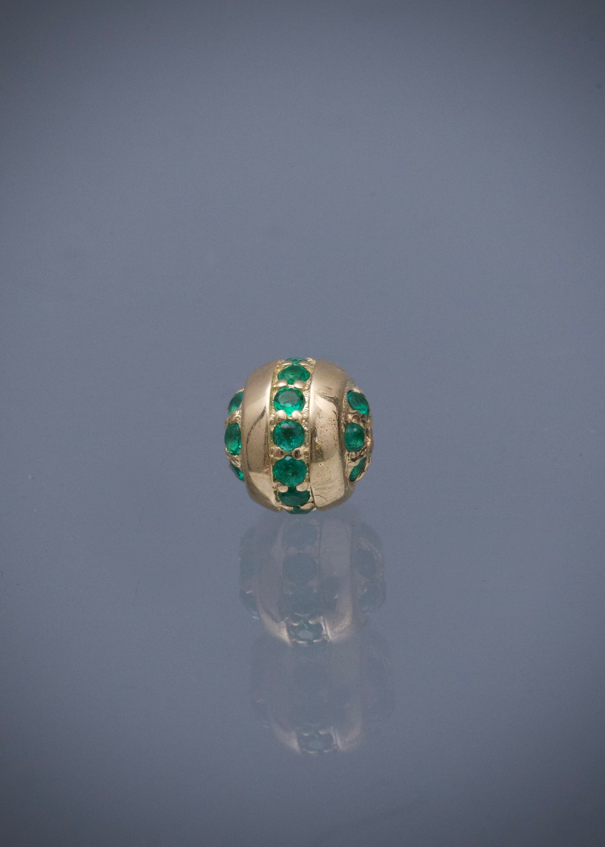 Herraje con 35pts de esmeralda 1.4gr / Largo 0,6cm / Oro Amarillo Nac (Joya) B