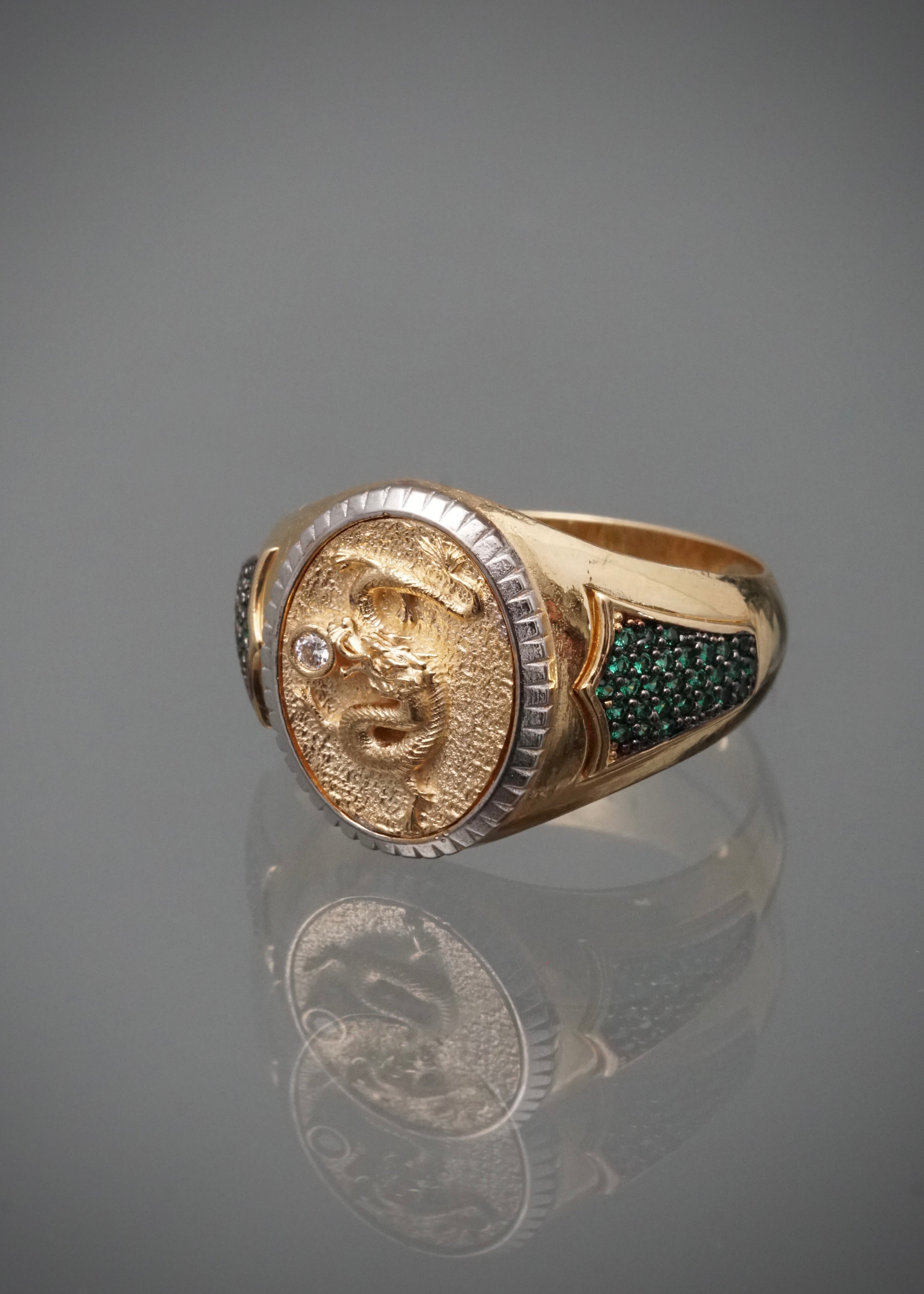 Anillo dragon con swarovski verde y blanco 9.3gr / Talla 12 1/4 / Oro Amarillo Nac B