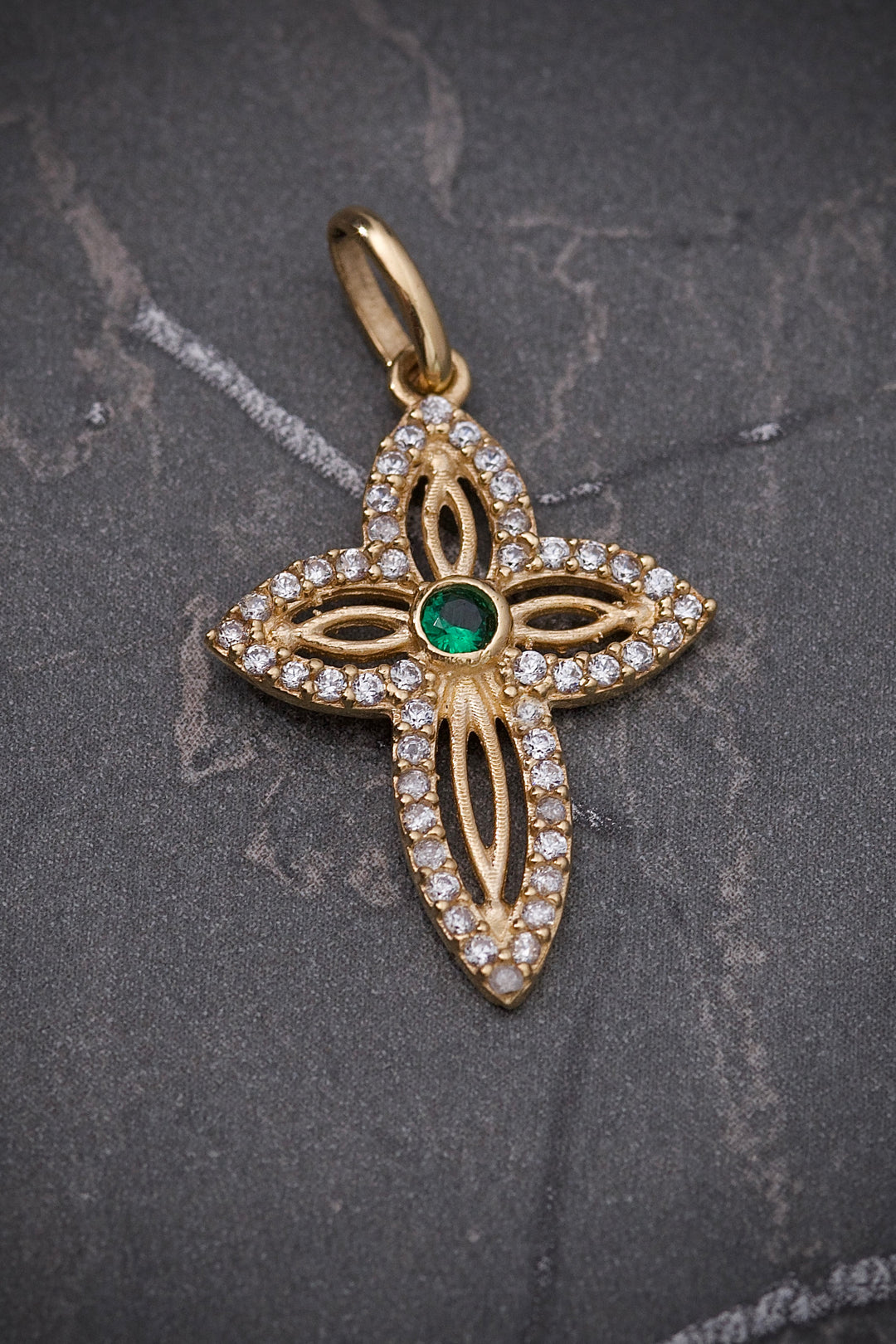 Dije de cruz con swarovski blanco y verde 1.9gr / 3cm — Oro Amarillo