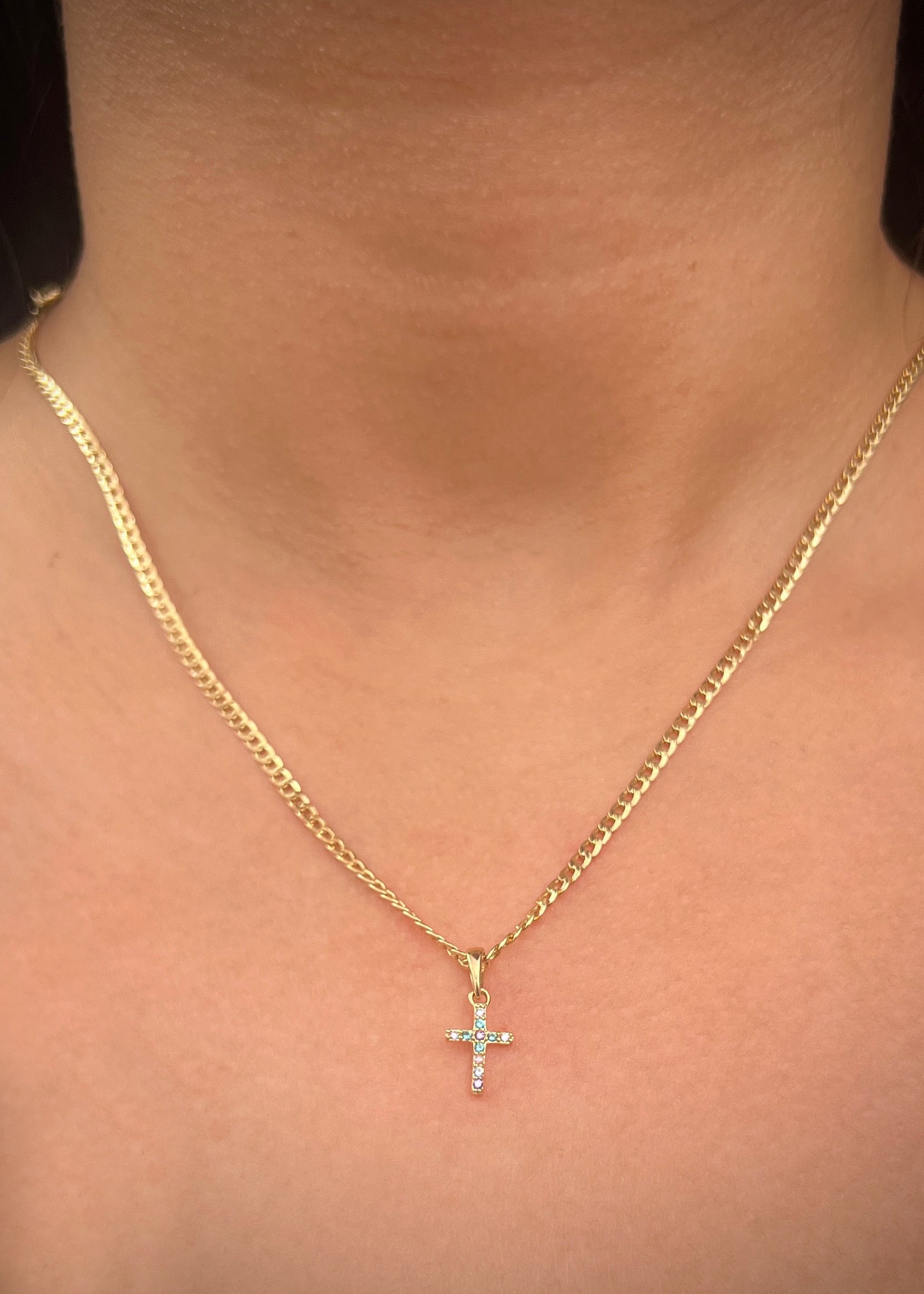 Dije cruz con swarovski morado y verde 0.6gr / Largo 1.7cm / Oro Amarillo Nac B