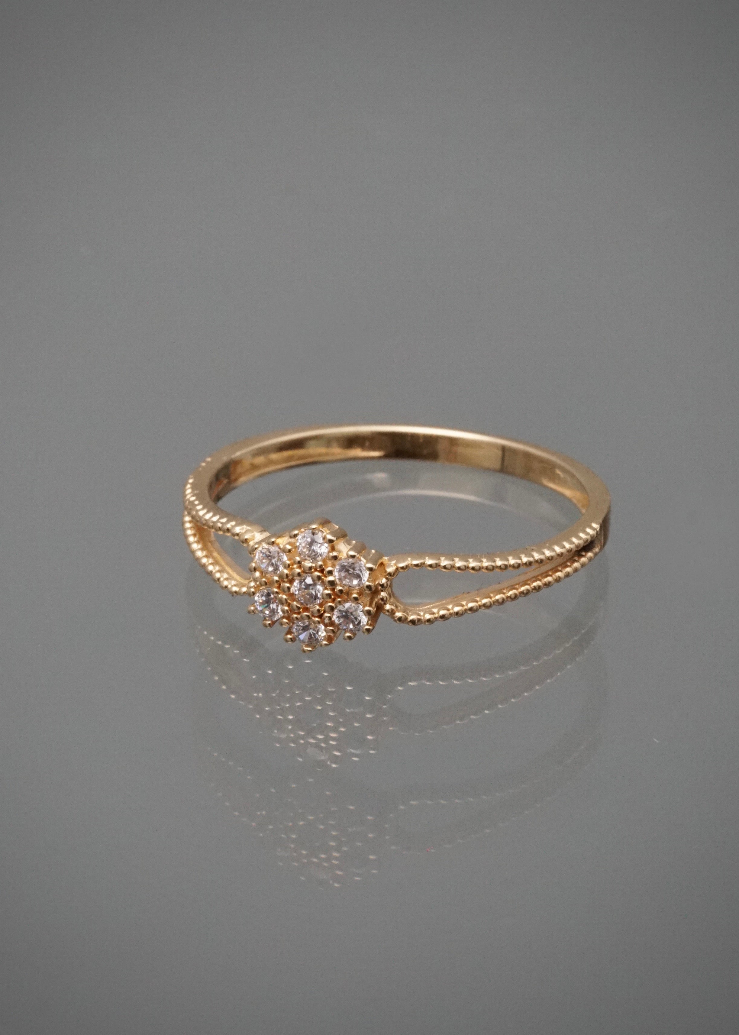 Anillo flor con swarovski blanco 1.6gr / Talla 7 3/4 / Oro Amarillo Nac B
