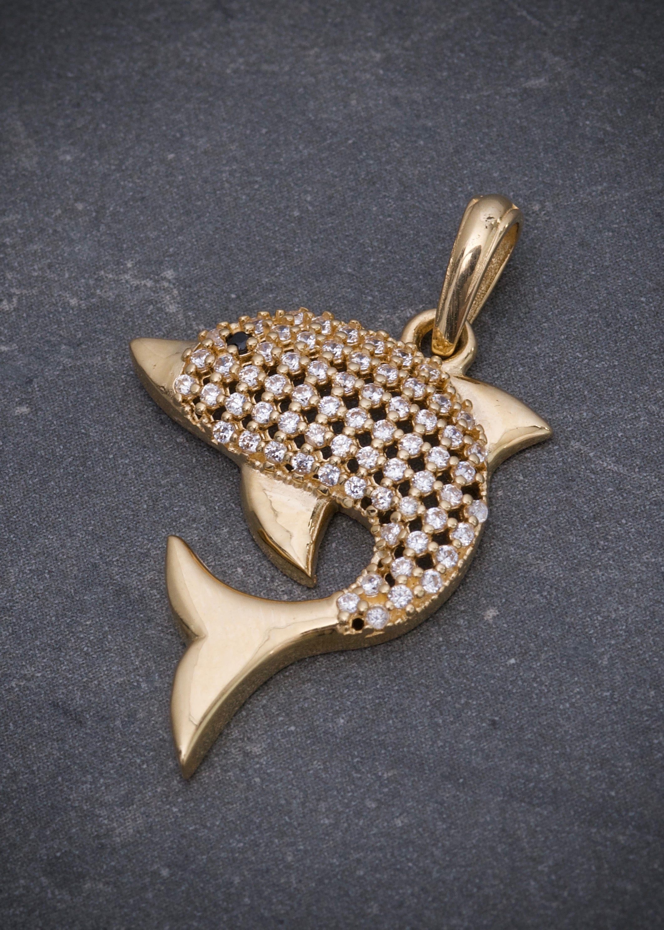 Dije delfin con swarovski negro y blanco 2.8gr / Largo 3.1cm / Oro Amarillo Nac P