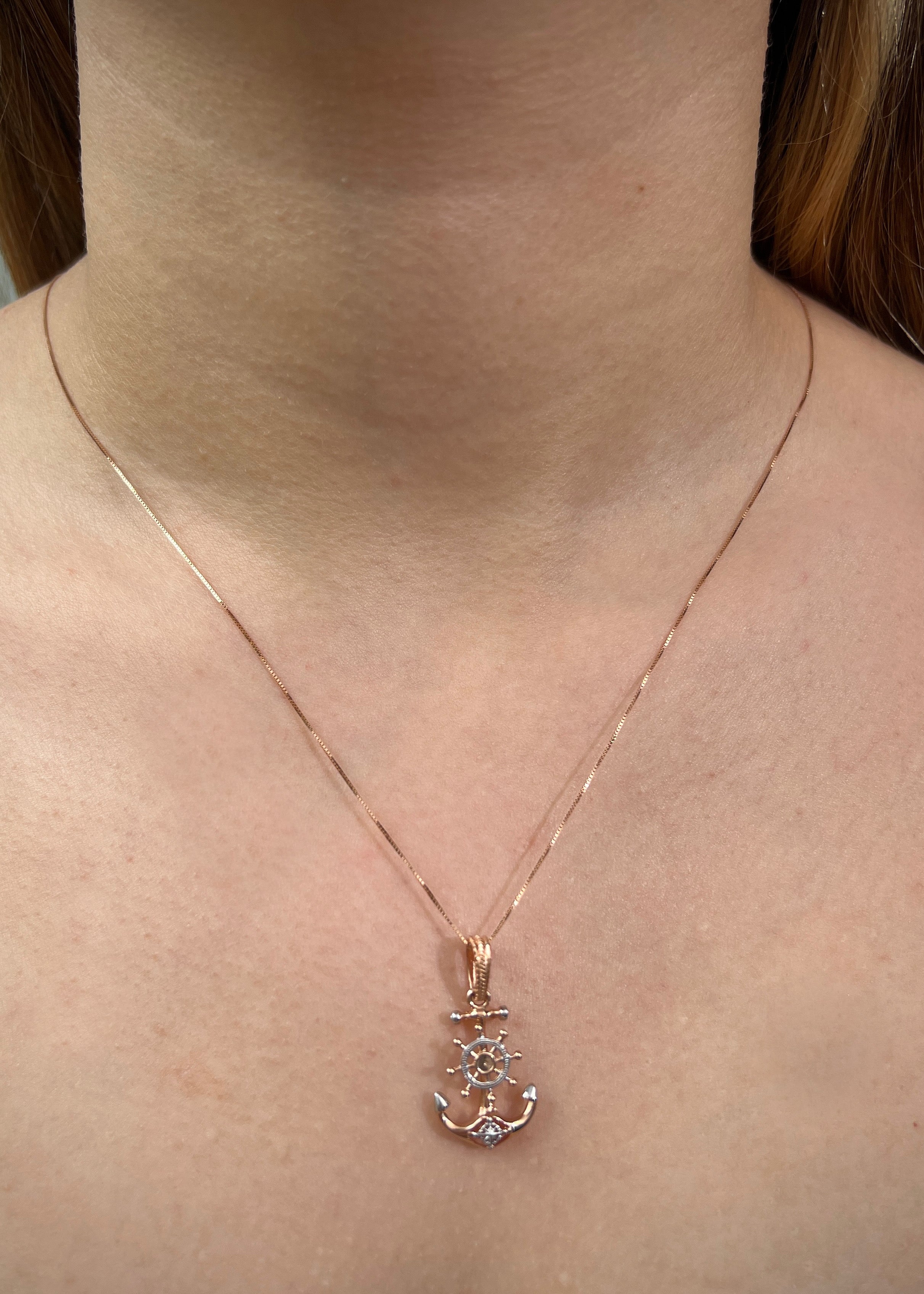 Dije ancla con timon 2.35gr / Largo 2.9cm / Oro Rosado Nac M