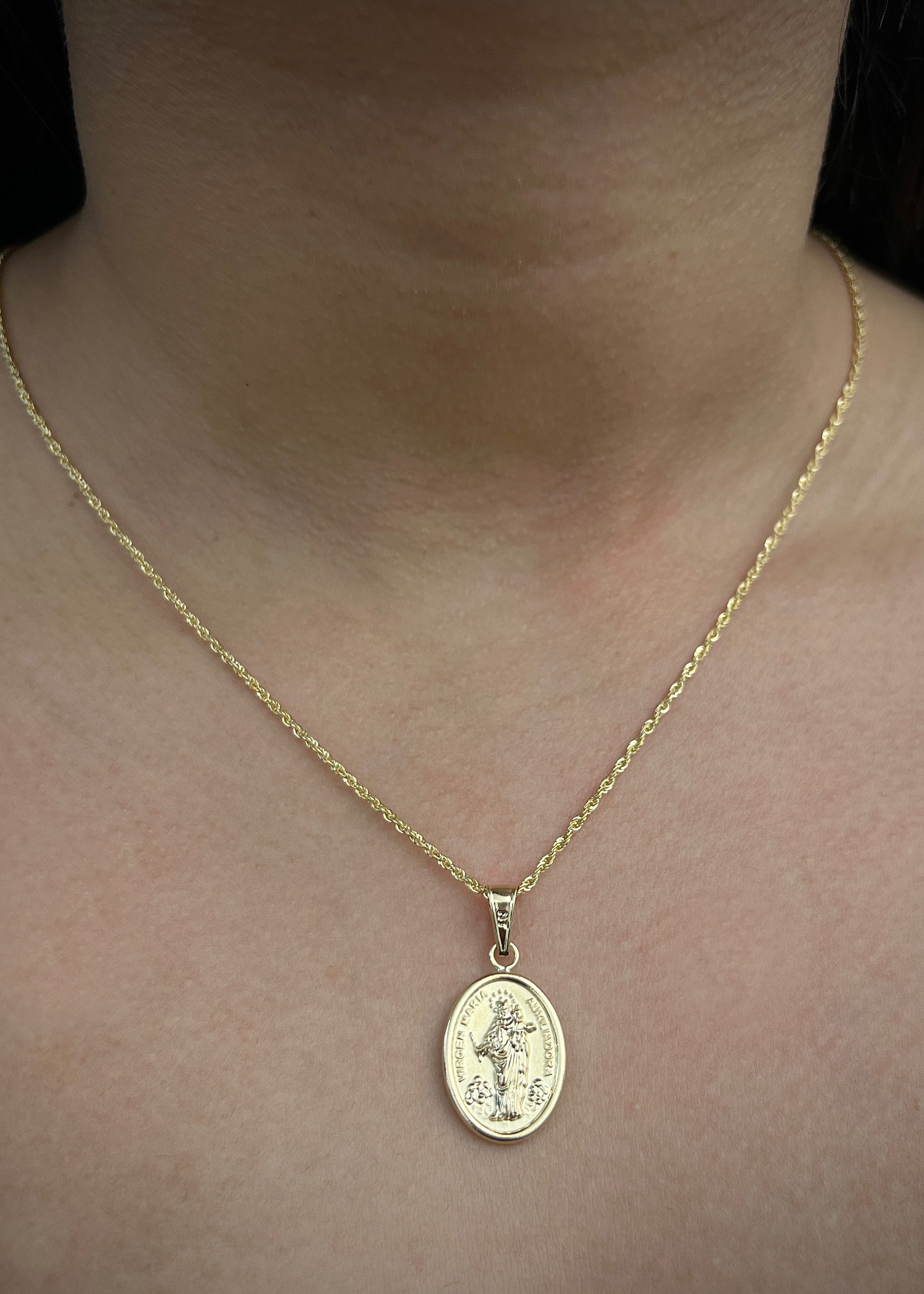 Dije virgen maria auxiliadora 1.55gr / Largo 3.1cm / Oro Amarillo Nac B