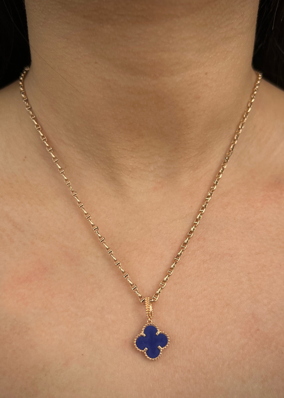 Dije lucky clover piedra azul 1.85gr / Largo 2.3cm — Oro Rosado