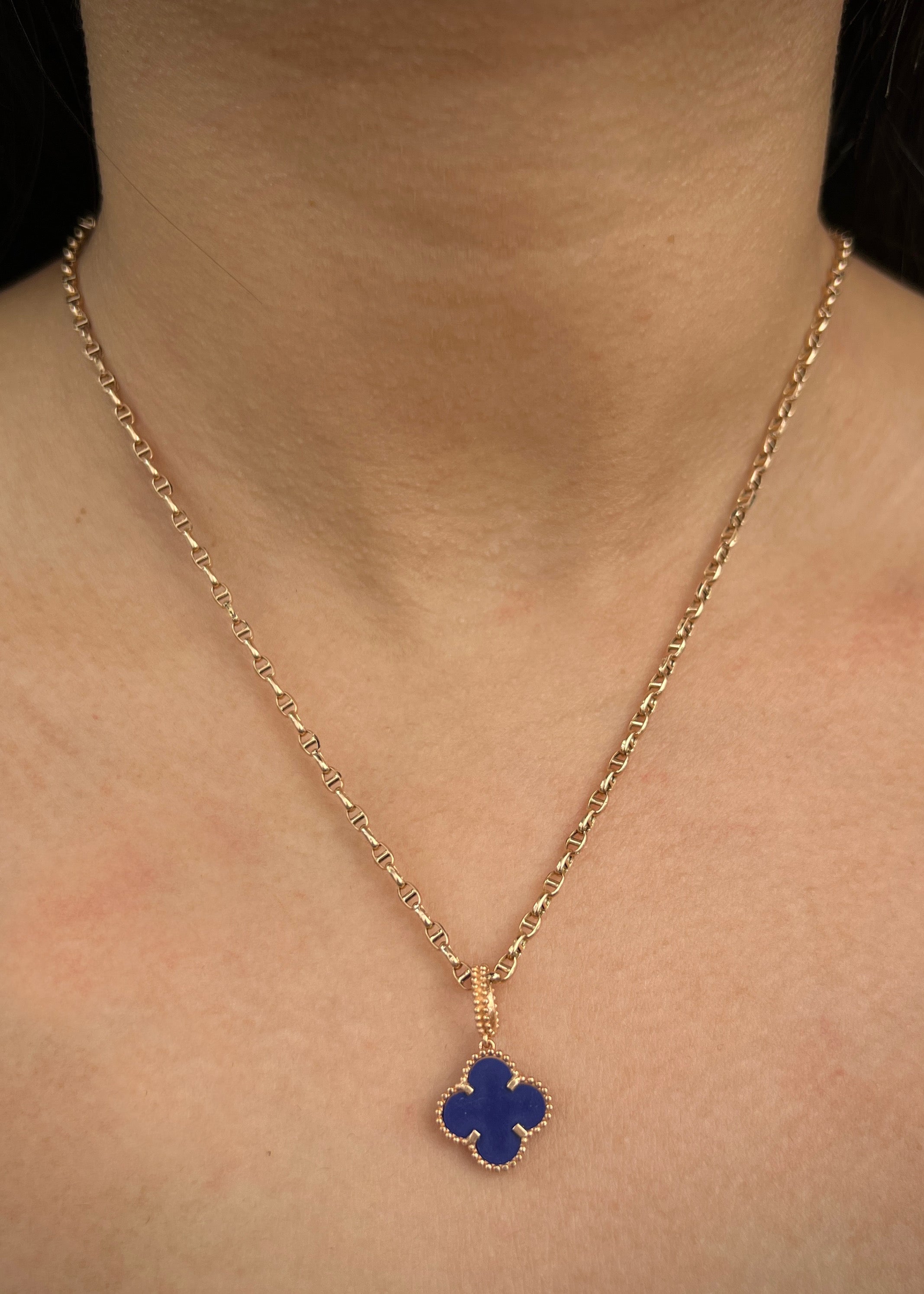 Dije lucky clover piedra azul 1.85gr / Largo 2.3cm / Oro Rosado Nac B