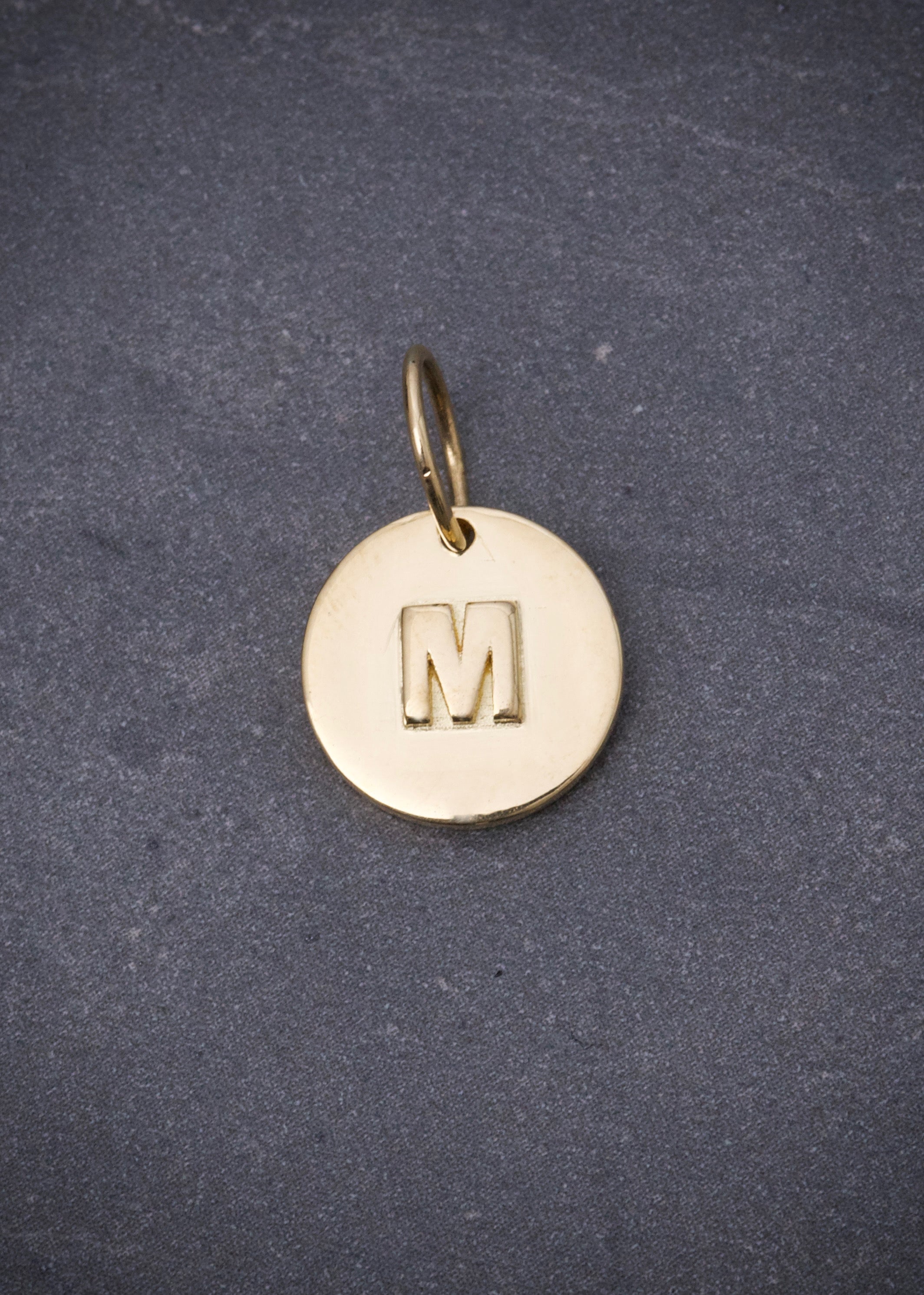 Dije letra M 2.6gr / Largo 1.8cm / Oro Amarillo Nac B