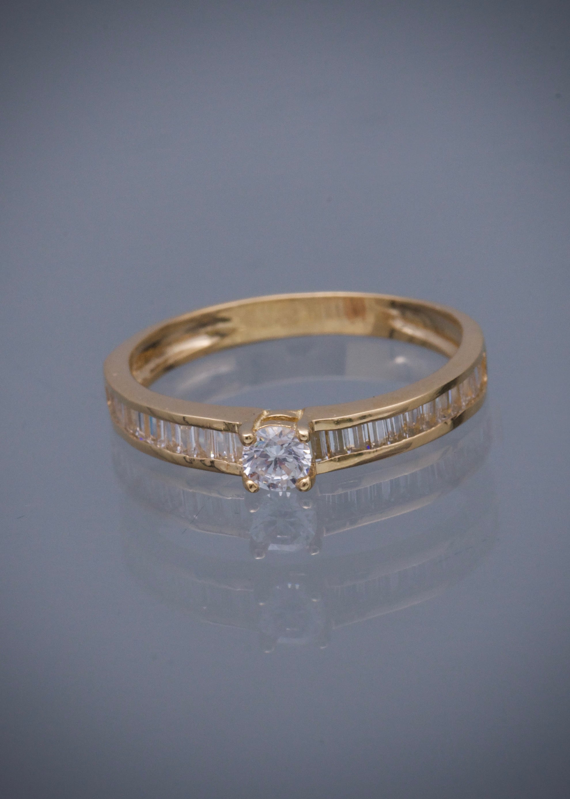 Solitario con swarovski blanco corte baguette 2.3gr / Talla: 7 1/4 / Oro Amarillo Nac B