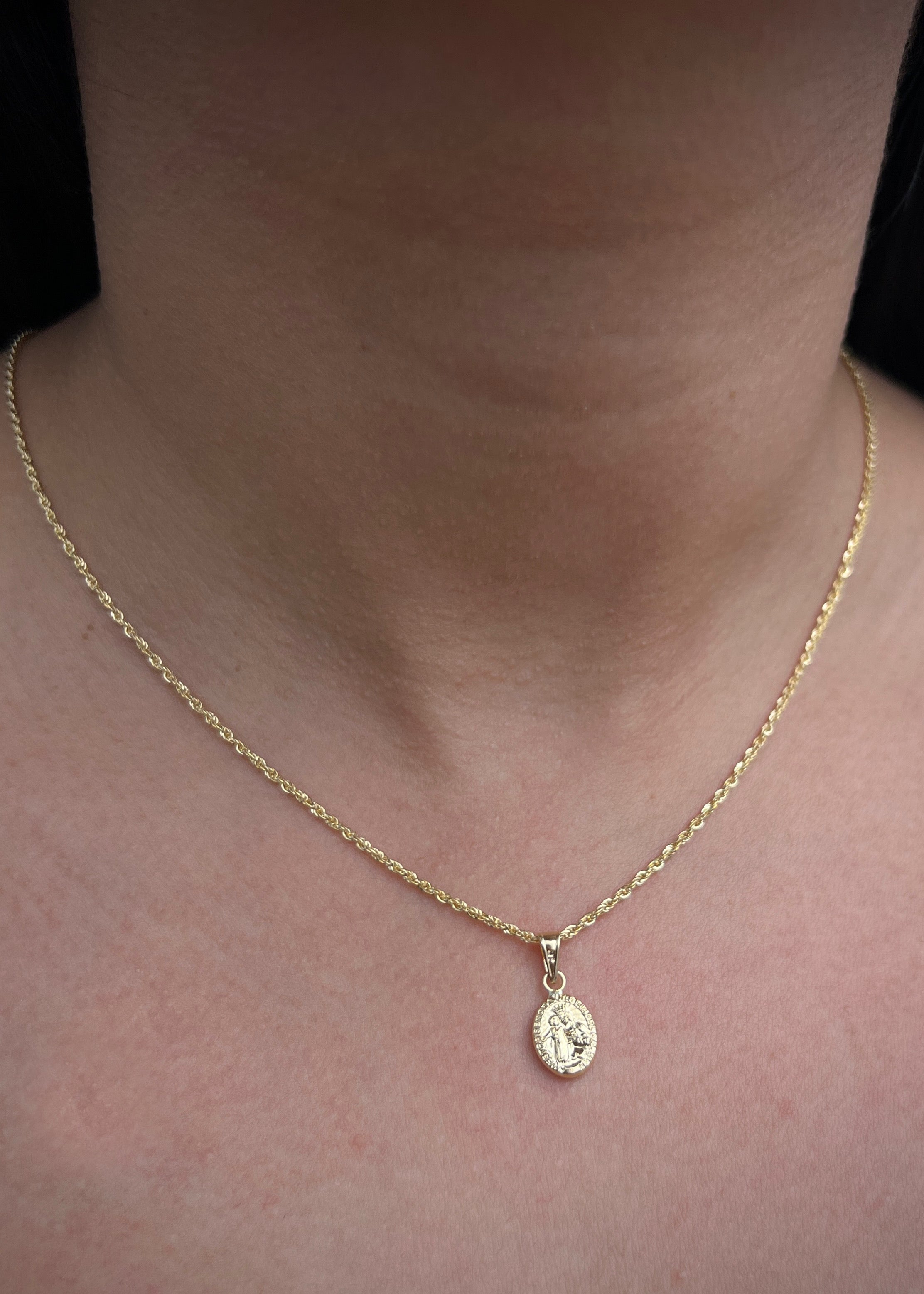 Dije virgen del carmen 0.45gr / Largo 1.7cm / Oro Amarillo Nac B