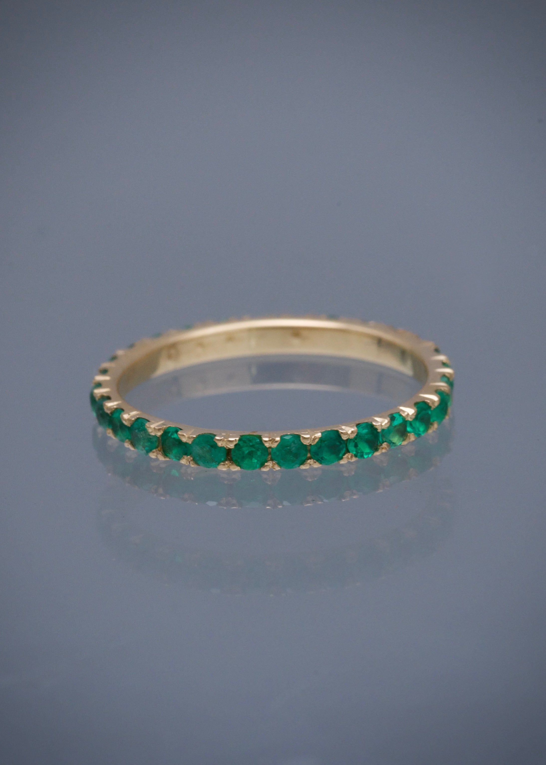 Anillo con 69pts de esmeralda 1.1gr / TALLA 5 1/4 / Oro Amarillo (Joya) P