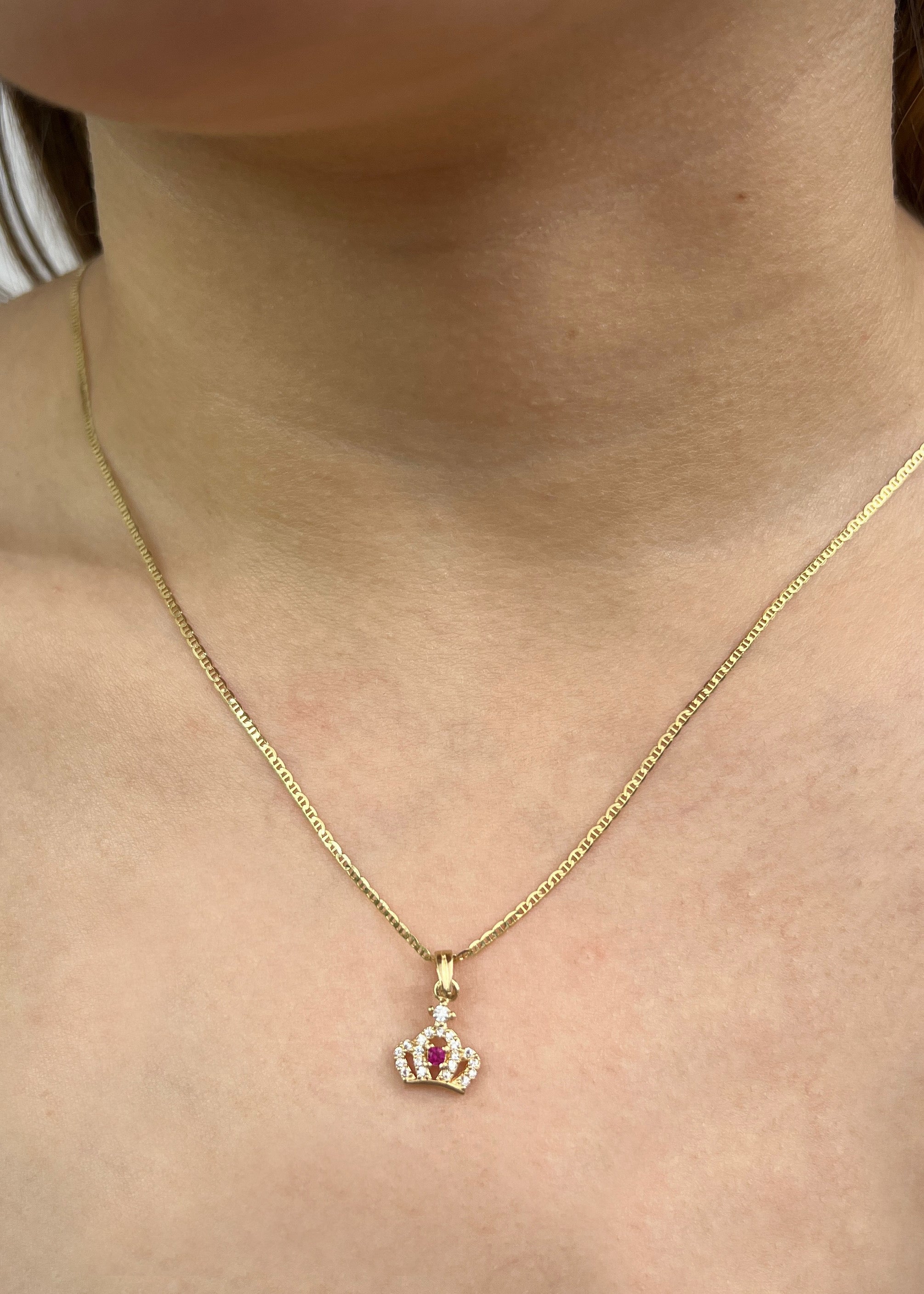 Dije corona con swarovski fucsia y blanco 0.8gr / Largo 1.7cm / Oro Amarillo Nac P