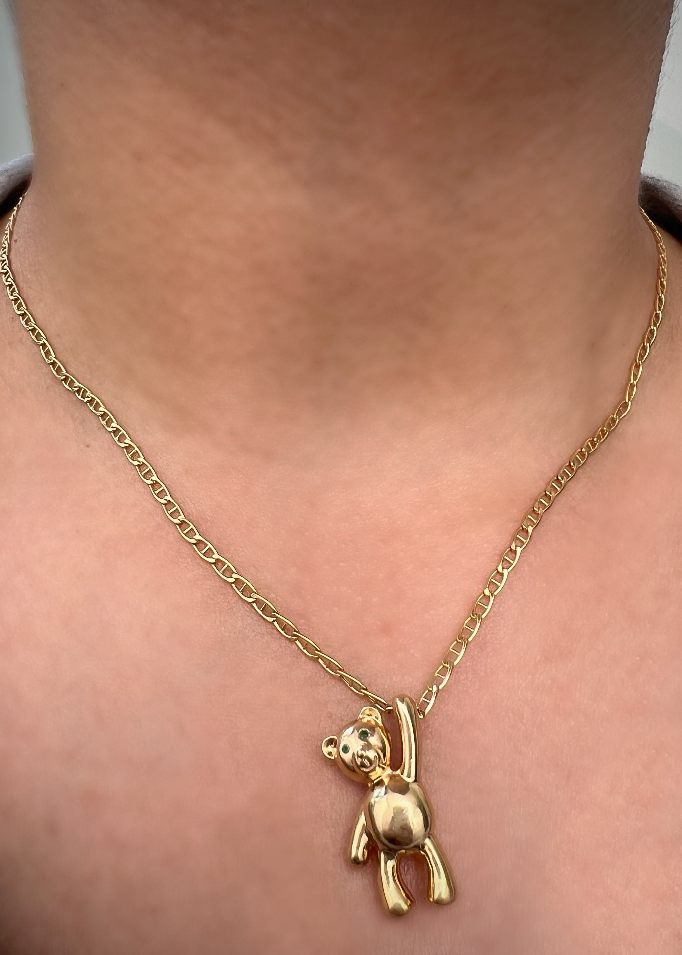 Dije oso con 4pts de esmeraldas 4.8gr / Largo 2.5cm / Oro Amarillo Nac (Joya) B