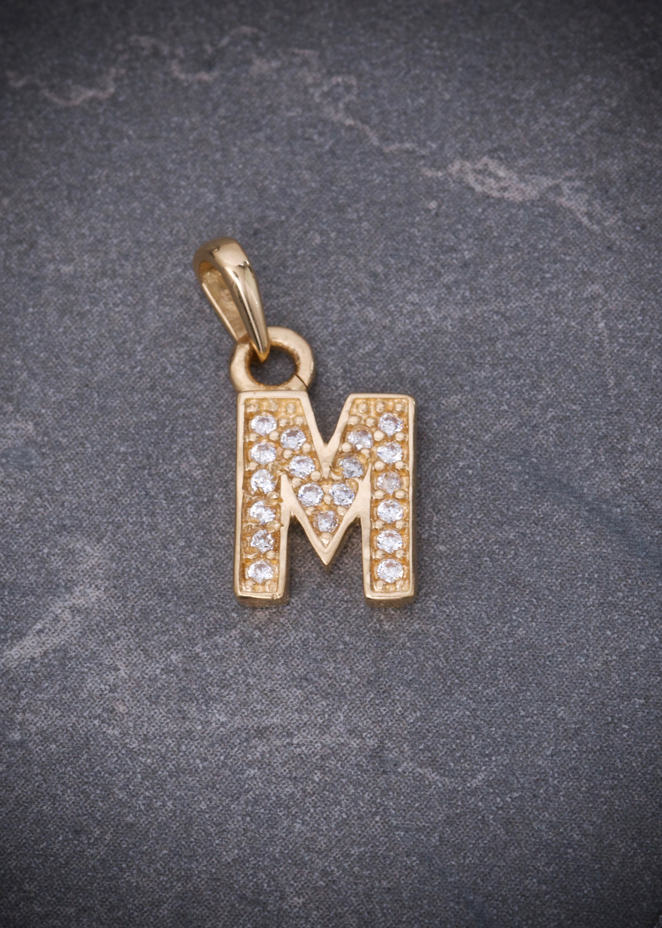 Dije letra M con swarovski blanco 0.9gr / Largo 1.5cm / Oro Amarillo Nac B