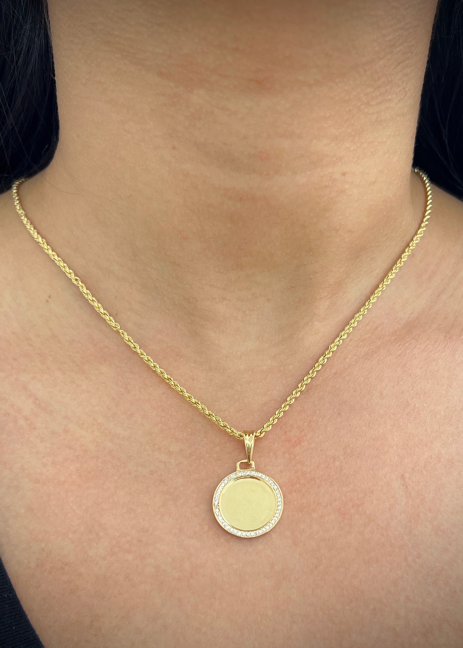 Dije medalla con swarovski blanco 3.5gr / Largo 3cm / Oro Amarillo Nac B