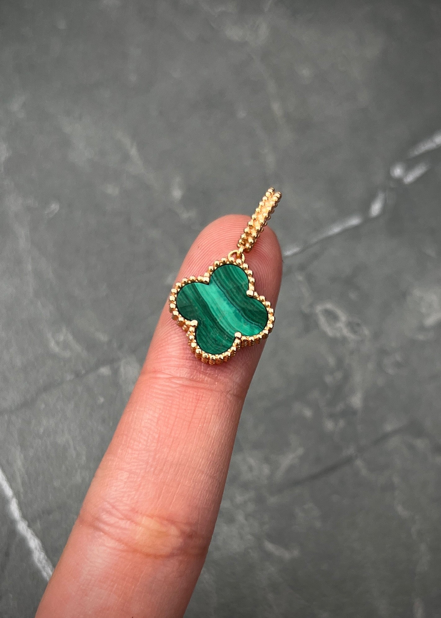 Dije lucky clover piedra verde 2.15gr / Largo 2.3cm / Oro Rosado Nac B