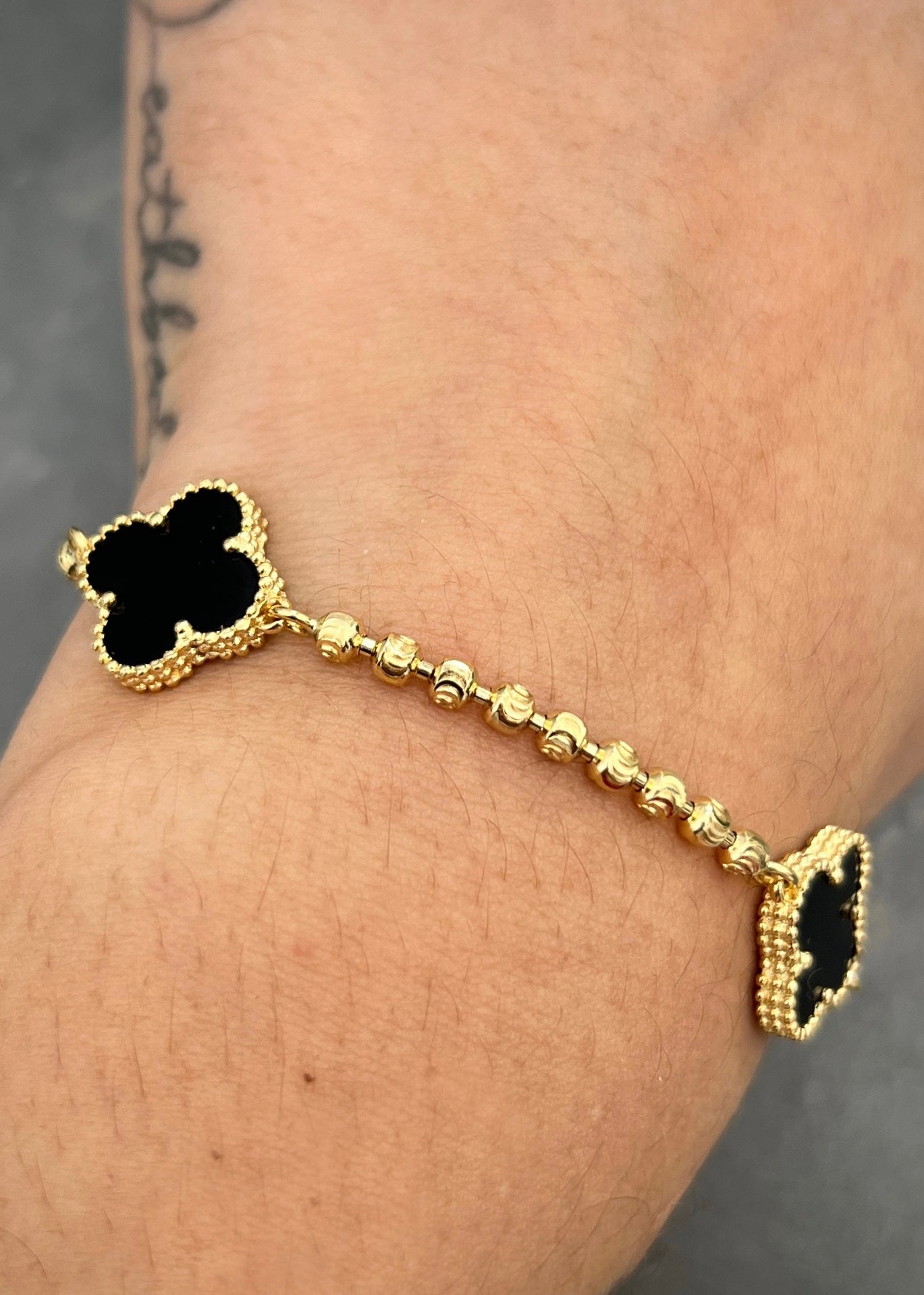 Pulso lucky clover piedra negra 9.3gr / Largo 18cm / Oro Amarillo Nac B