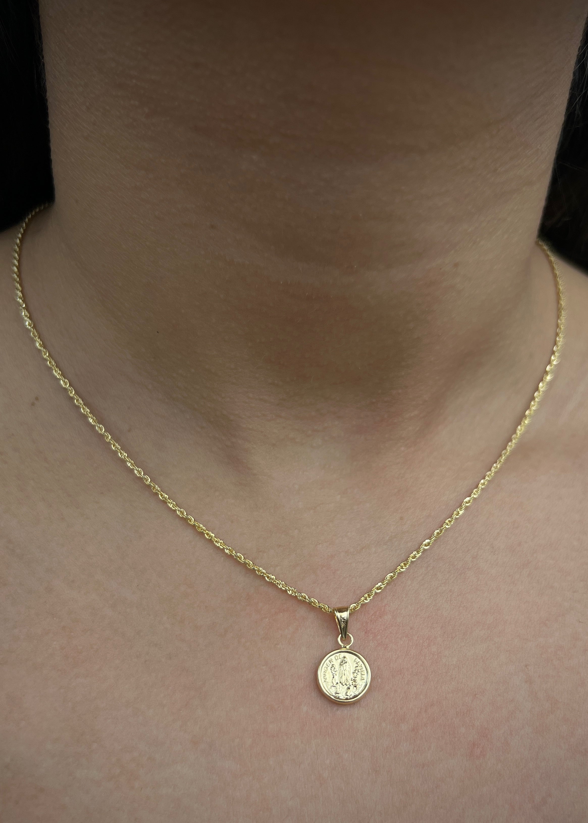 Dije virgen de fatima 0.5gr / Largo 1.7cm / Oro Amarillo Nac P