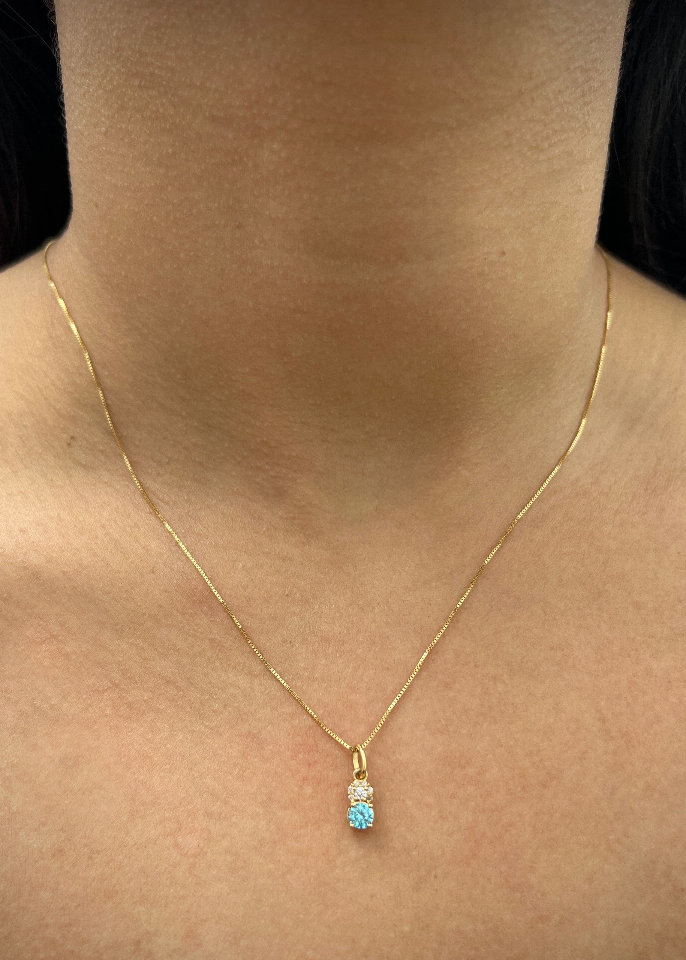 Dije con swarovski azul y blanco 0.6gr / Largo 1.4cm / Oro Amarillo Nac B