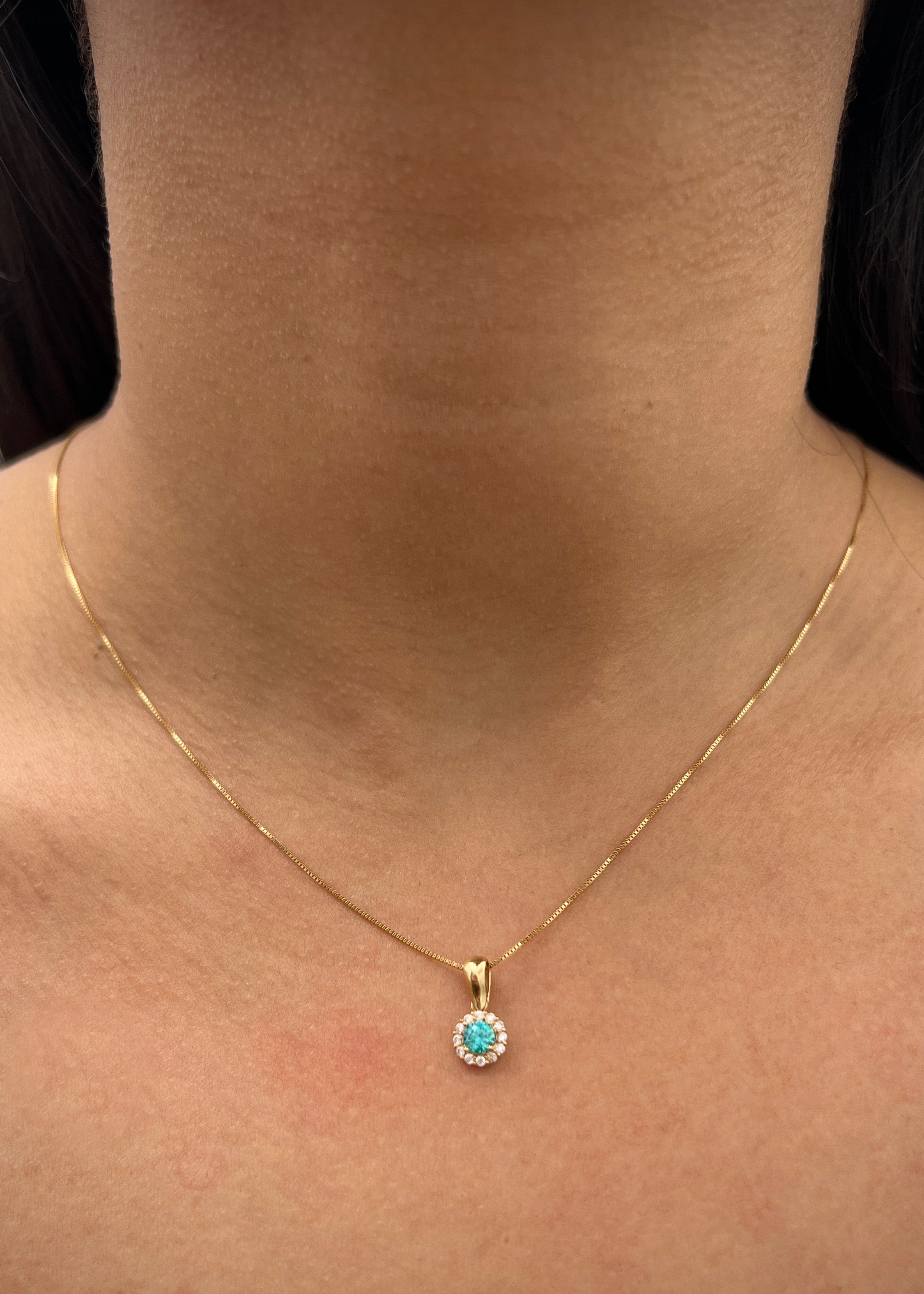 Dije flor con swarovski azul y blanco 0.9gr / Largo 1.4cm / Oro Amarillo Nac B