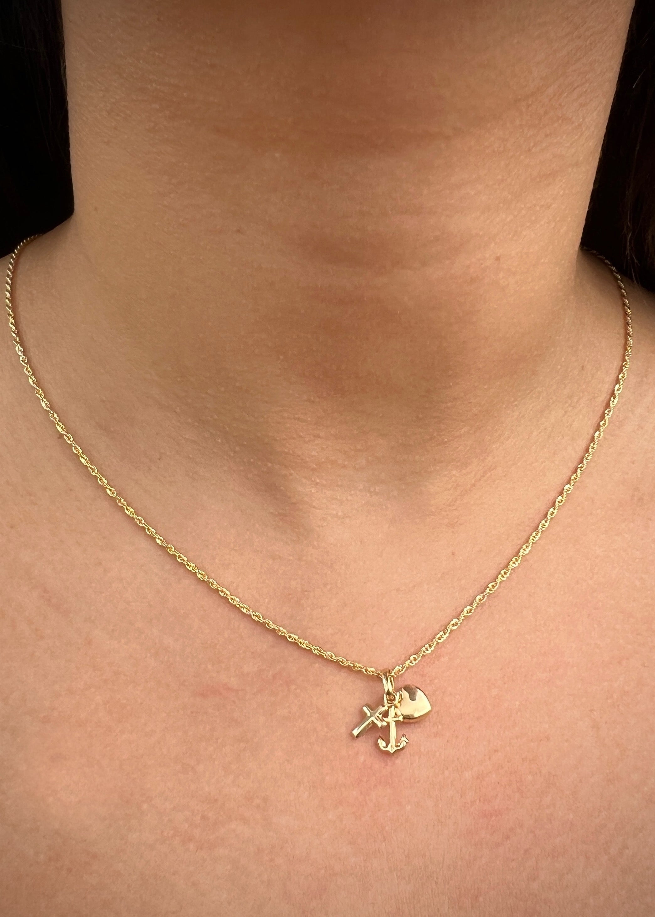 Dije de las tres gracias 0.5gr / Largo 1,4cm / Oro Amarillo Nac M