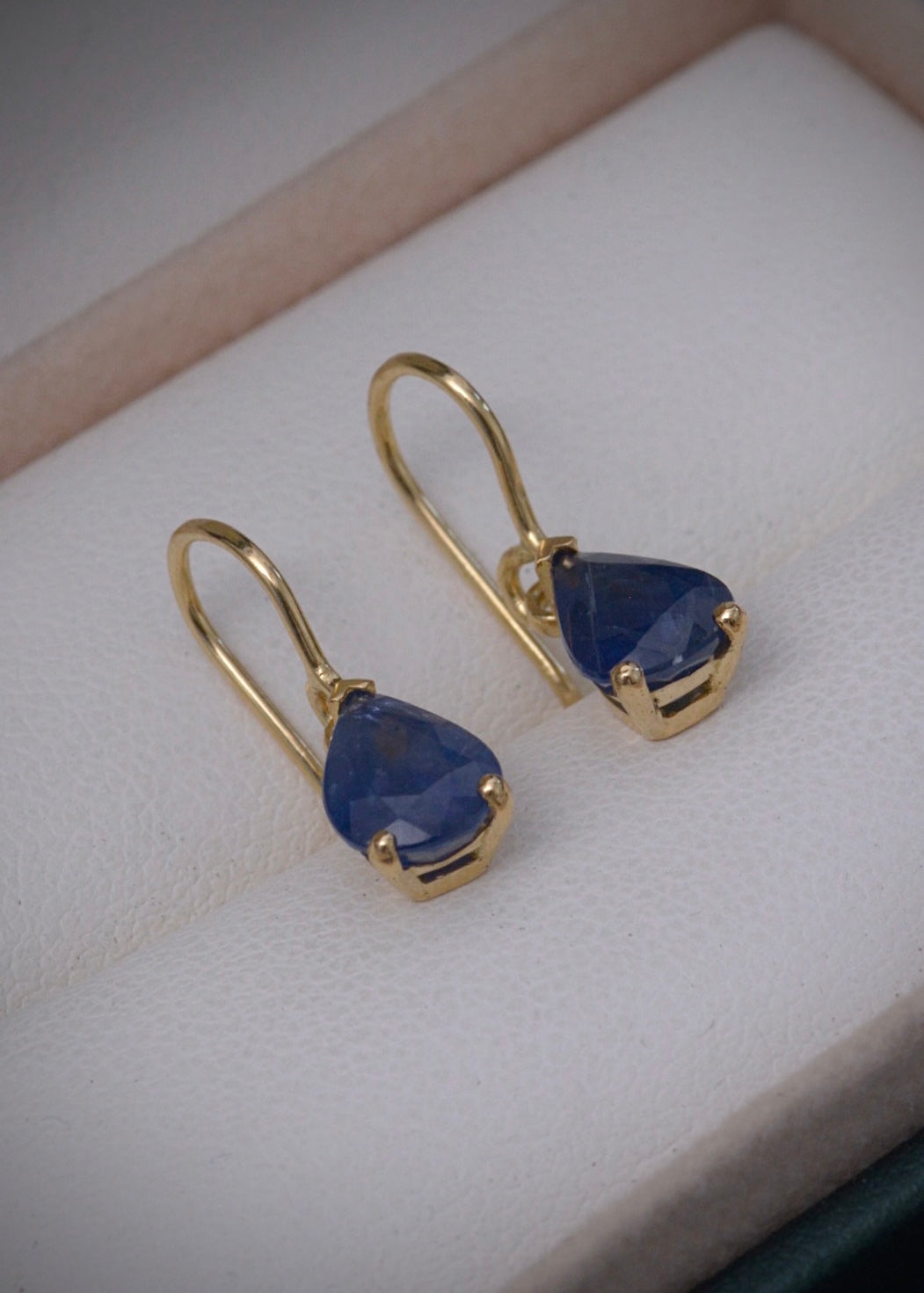 Aretes con 297pts de zafiro 1.9gr / Largo 1.9cm — Oro Amarillo