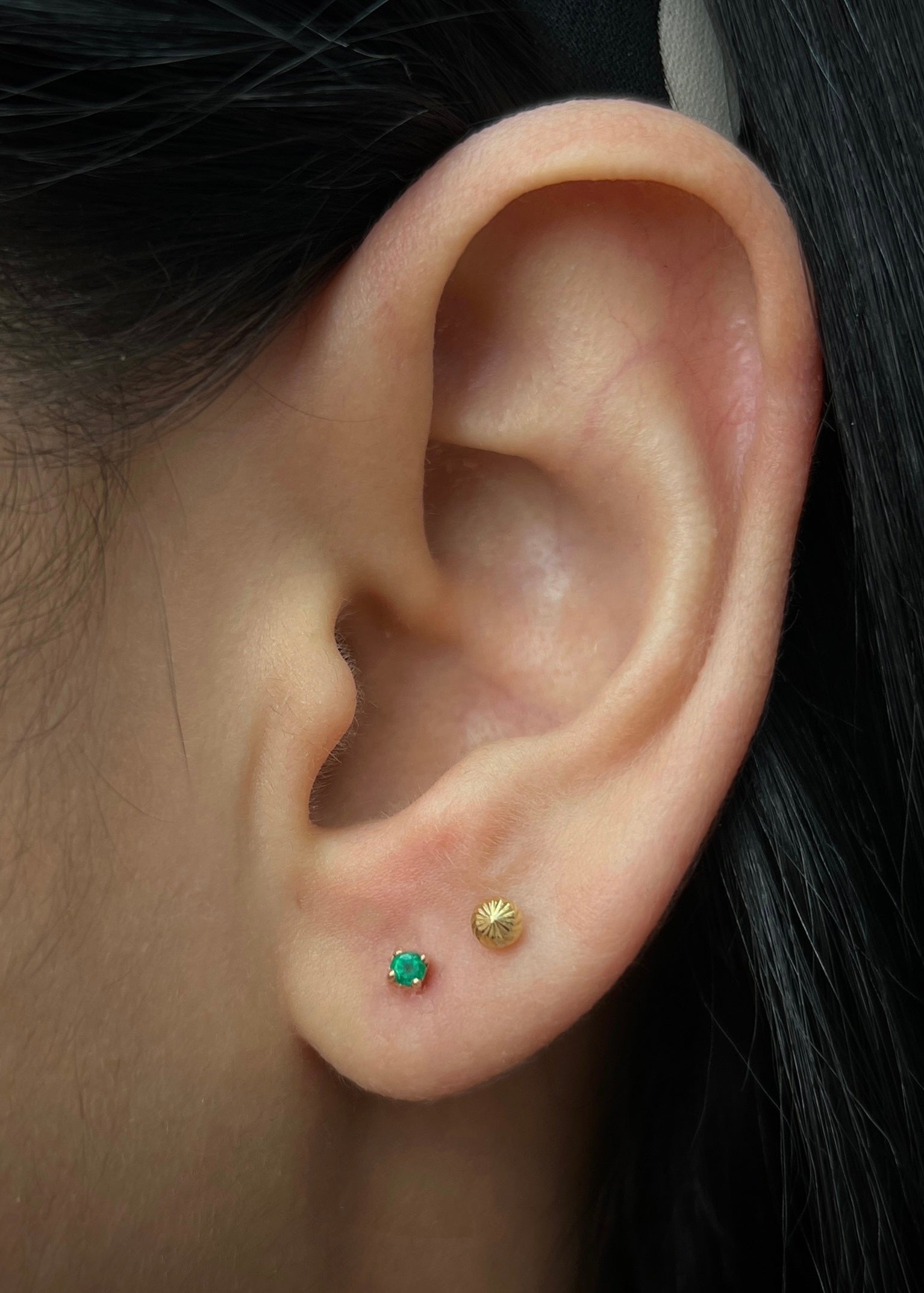 Topos con 7pts de esmeralda 0.45gr / Largo 1 cm / Oro Rosado Nac (Joya) B