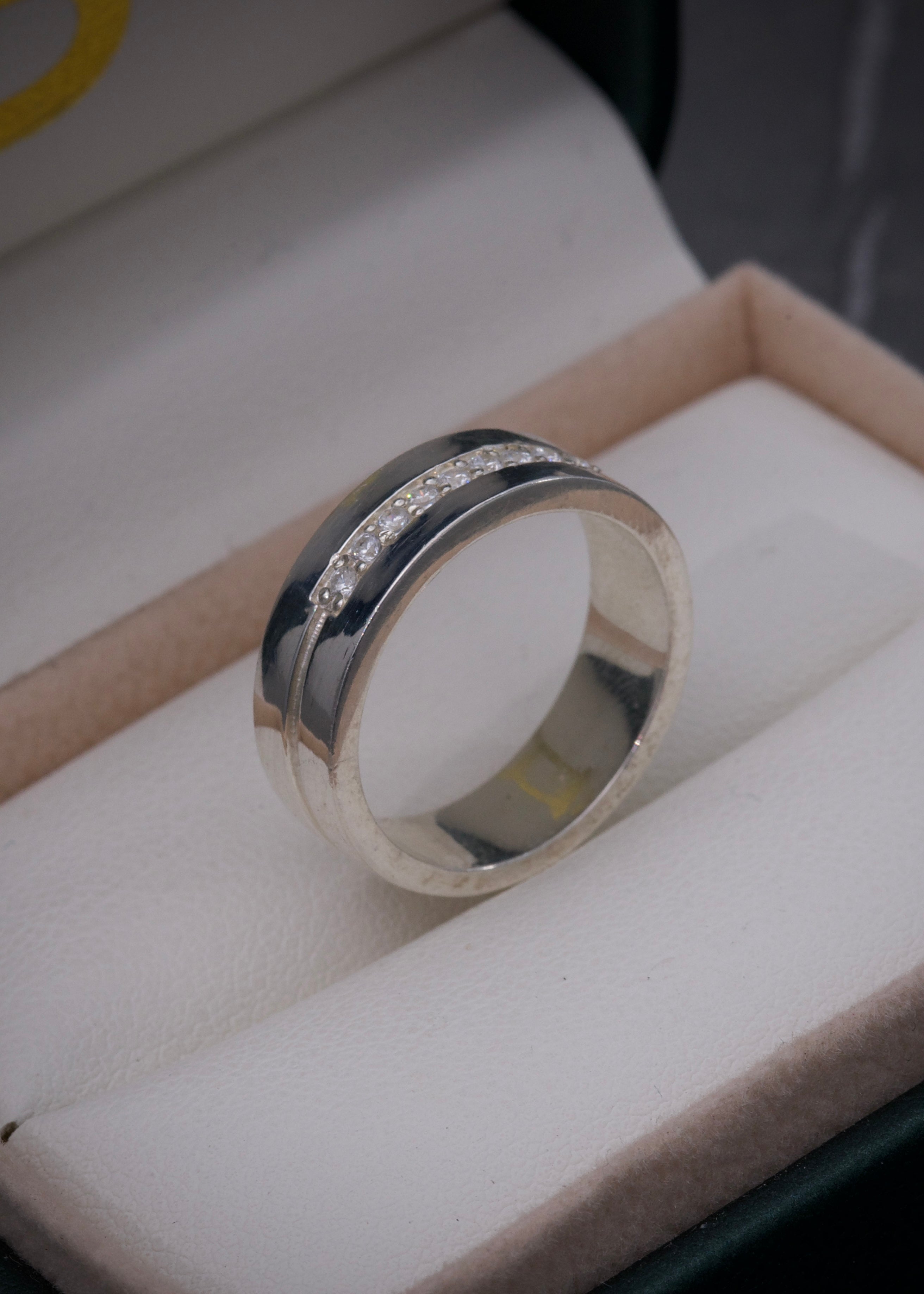 Argolla Con Swarovski Blanco 5.4gr / TALLA 6 1/2 / Plata M