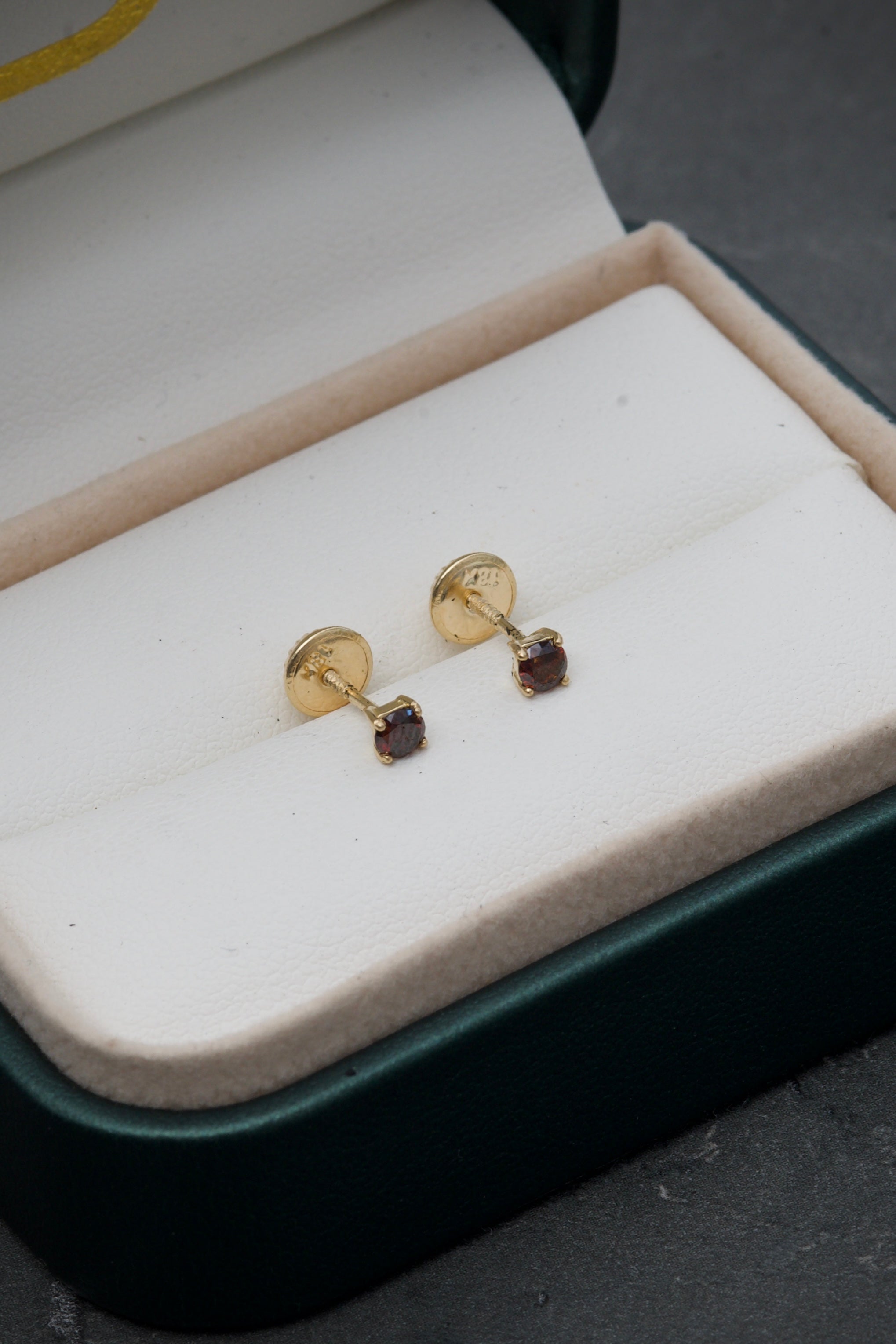 Topos con 24pts de diamante rojo 0.6gr / Largo 0.3 cm / Oro Amarillo (Joya) M