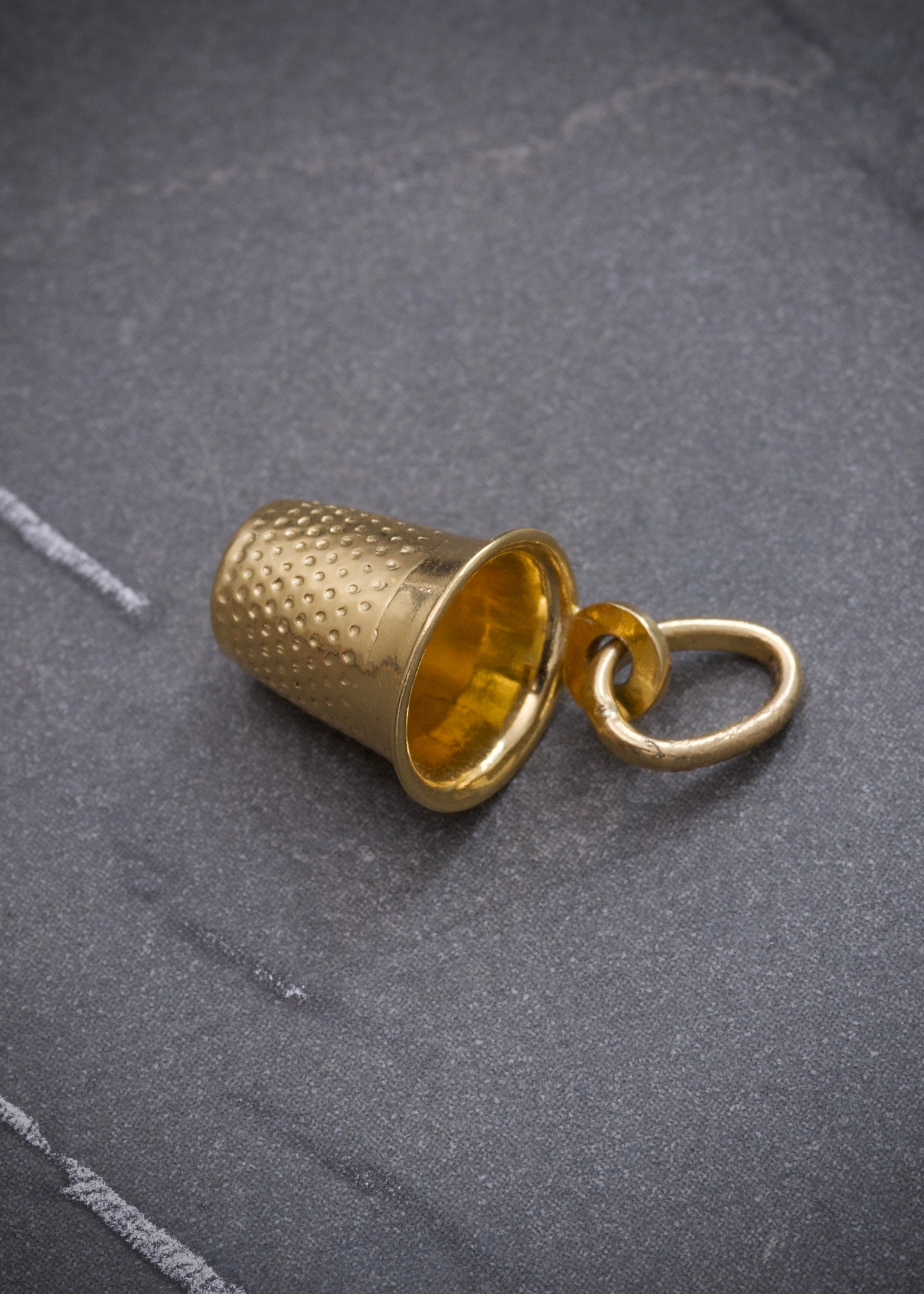 Dije de vaso 1.45gr / Largo 2cm / Oro Amarillo Nac B