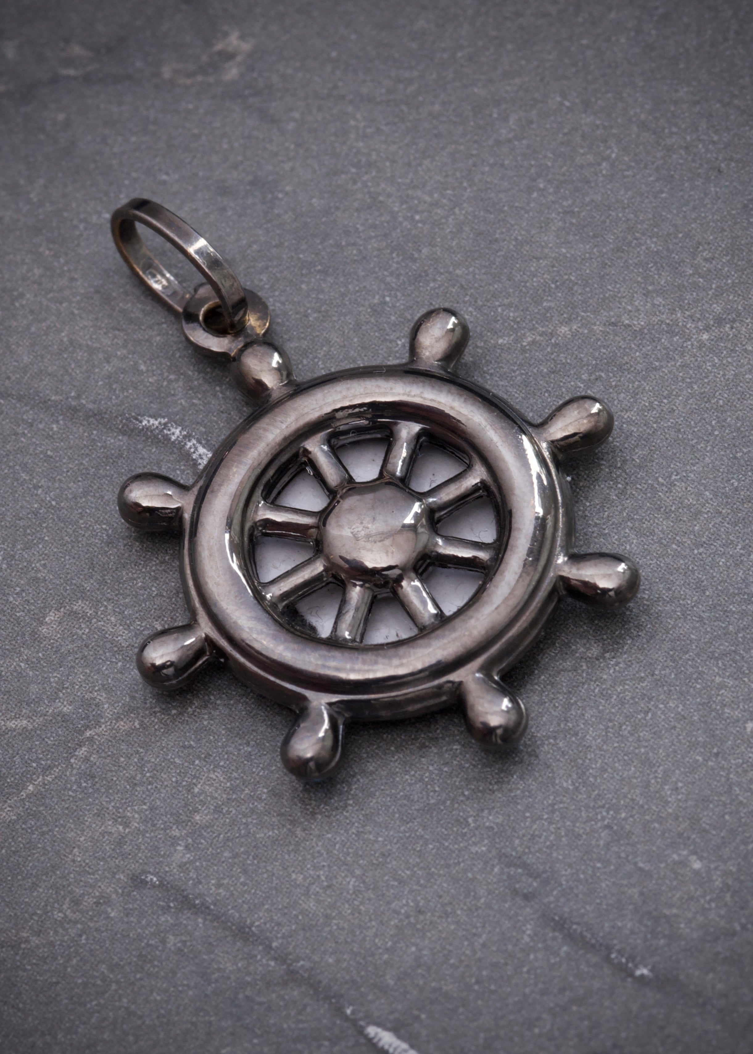 Dije timon con rodio negro 2.15gr / Largo 3cm / Oro Amarillo Nac M