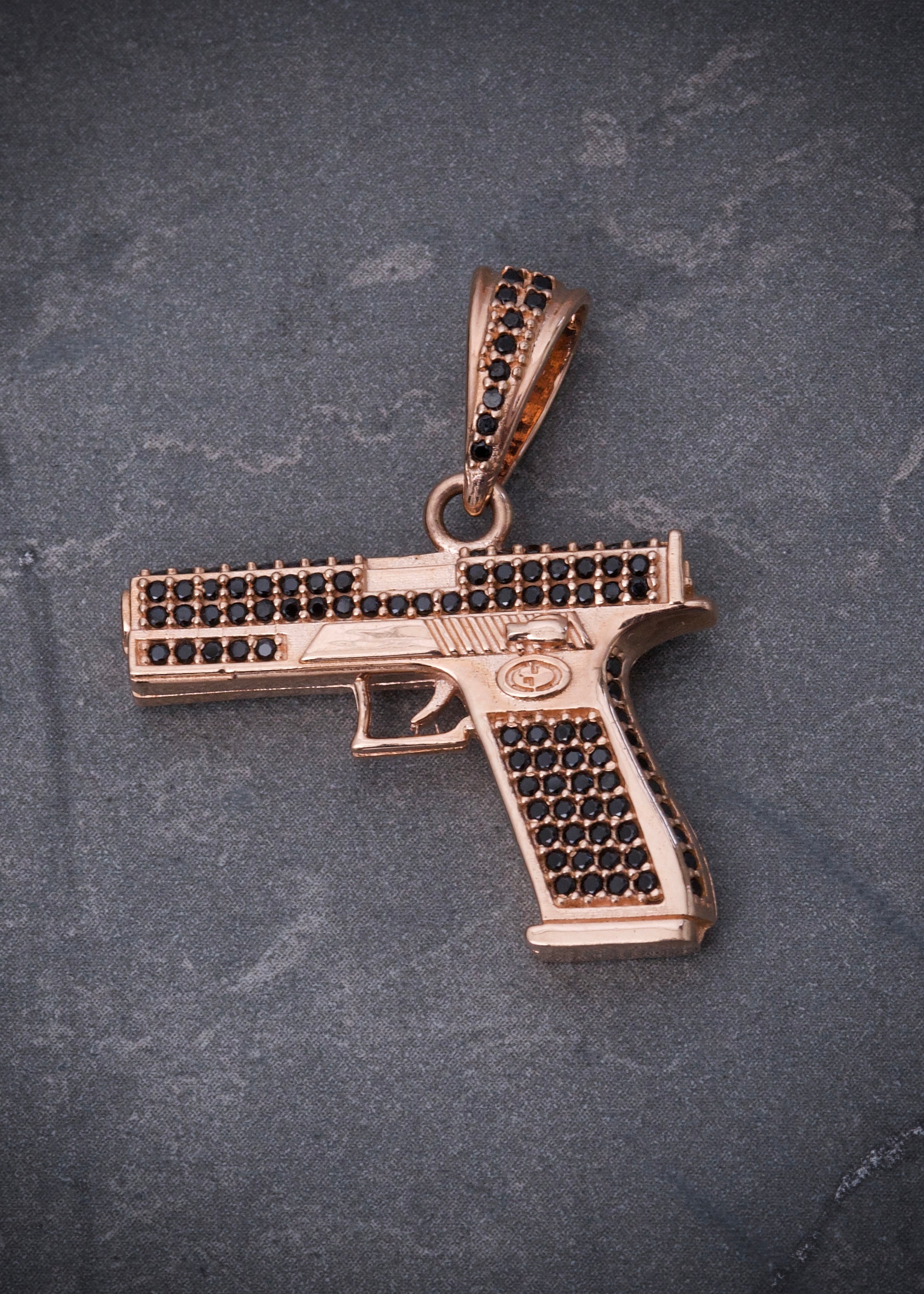 Dije pistola con swarovski negro 7gr / Largo 3cm / Oro Rosado Nac M