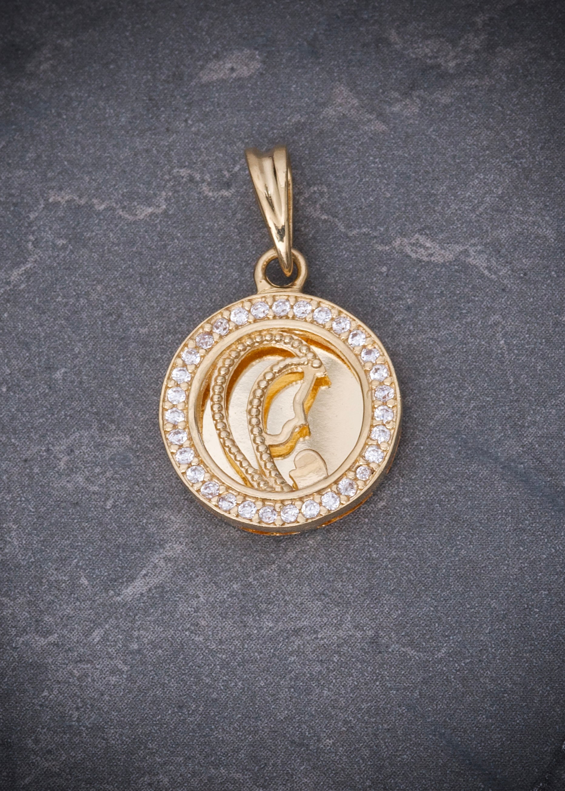 Dije medalla de la virgen maria 3.45gr / Largo 2.4cm / Oro Amarillo Nac M