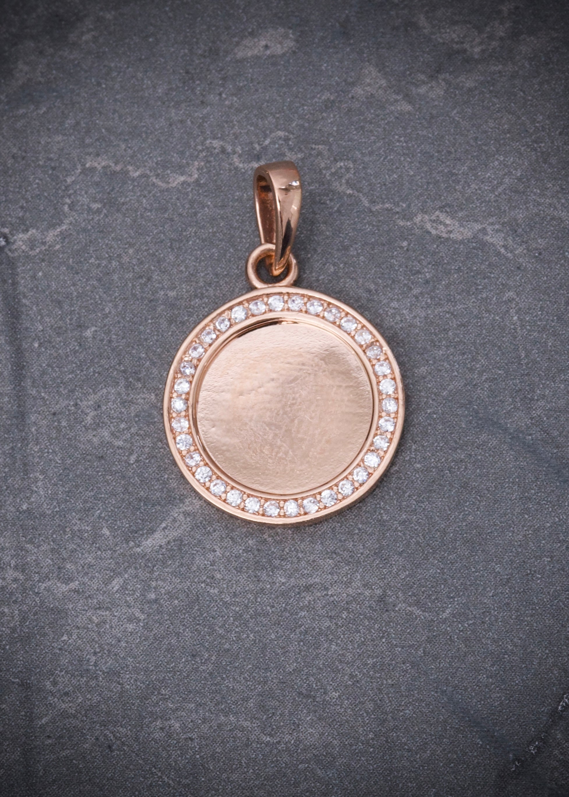 Dije medalla con swarovski blanco 2.35gr / Largo 2.3cm / Oro Rosado Nac M