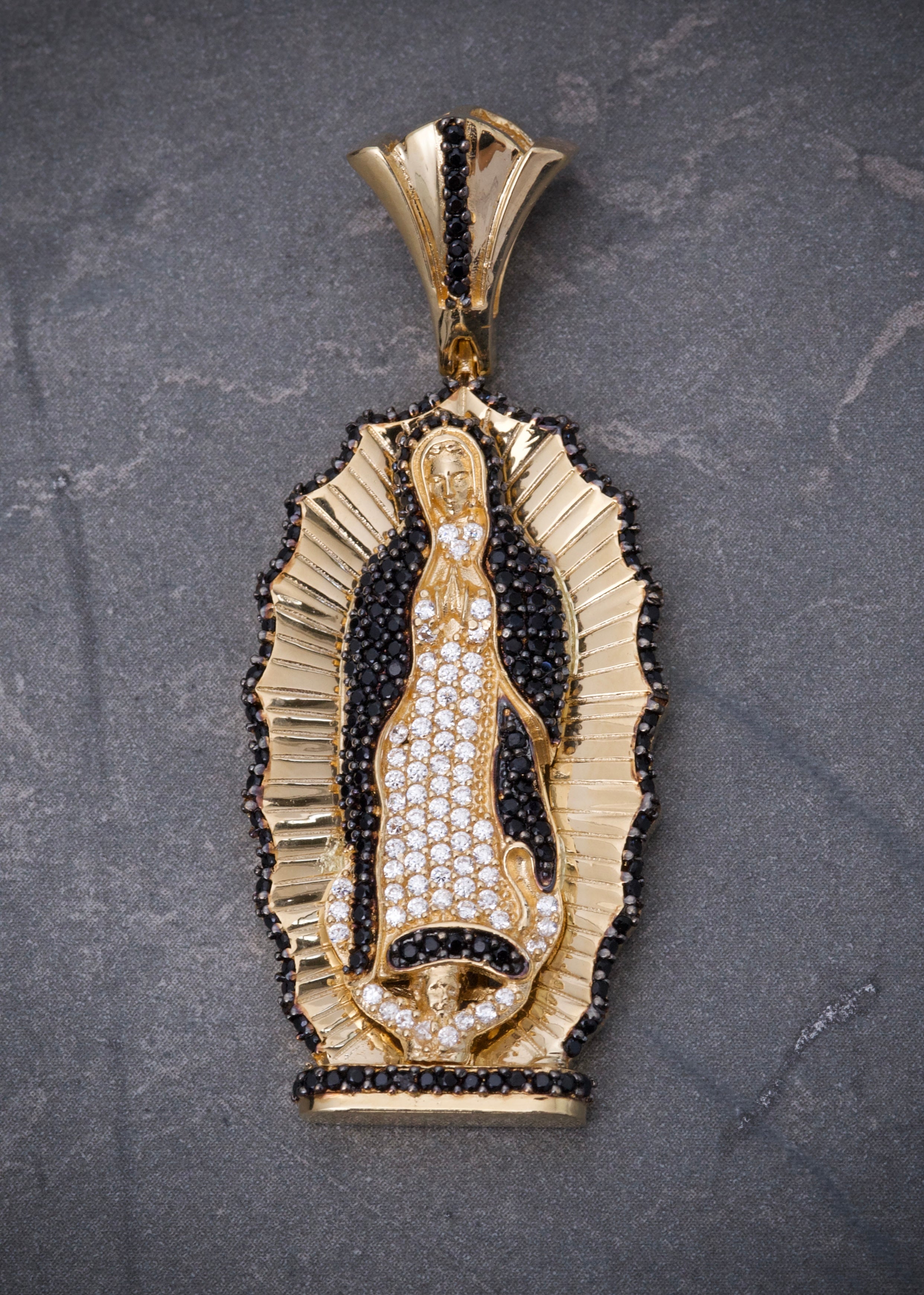 Dije virgen de guadalupe con swarovski negro 14.55gr / Largo 5cm / Oro Amarillo Nac B